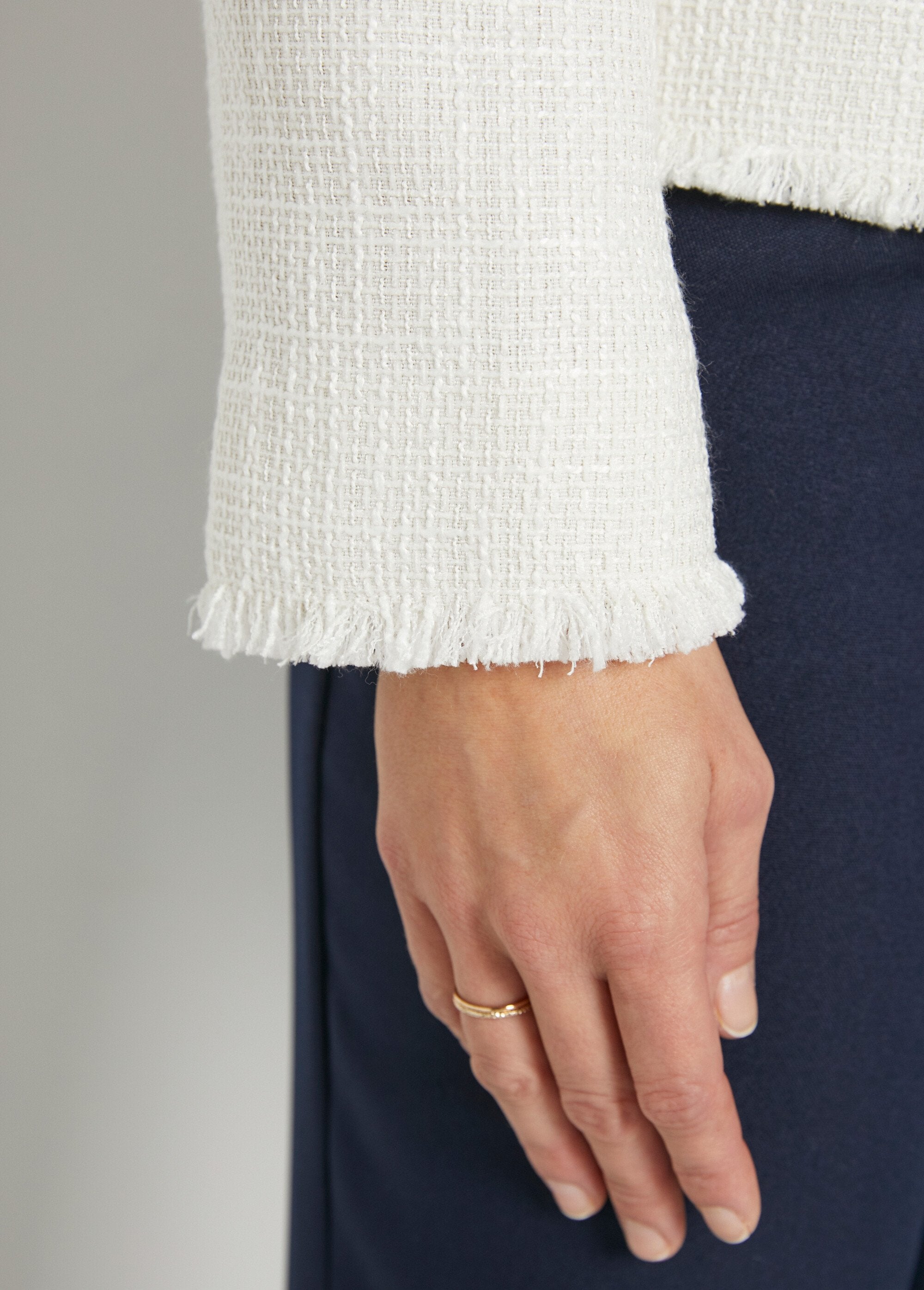 Kort_jasje_zonder_kraag_zonder_knopen_in_effen_geweven_stof_Ecru_DE3_slim