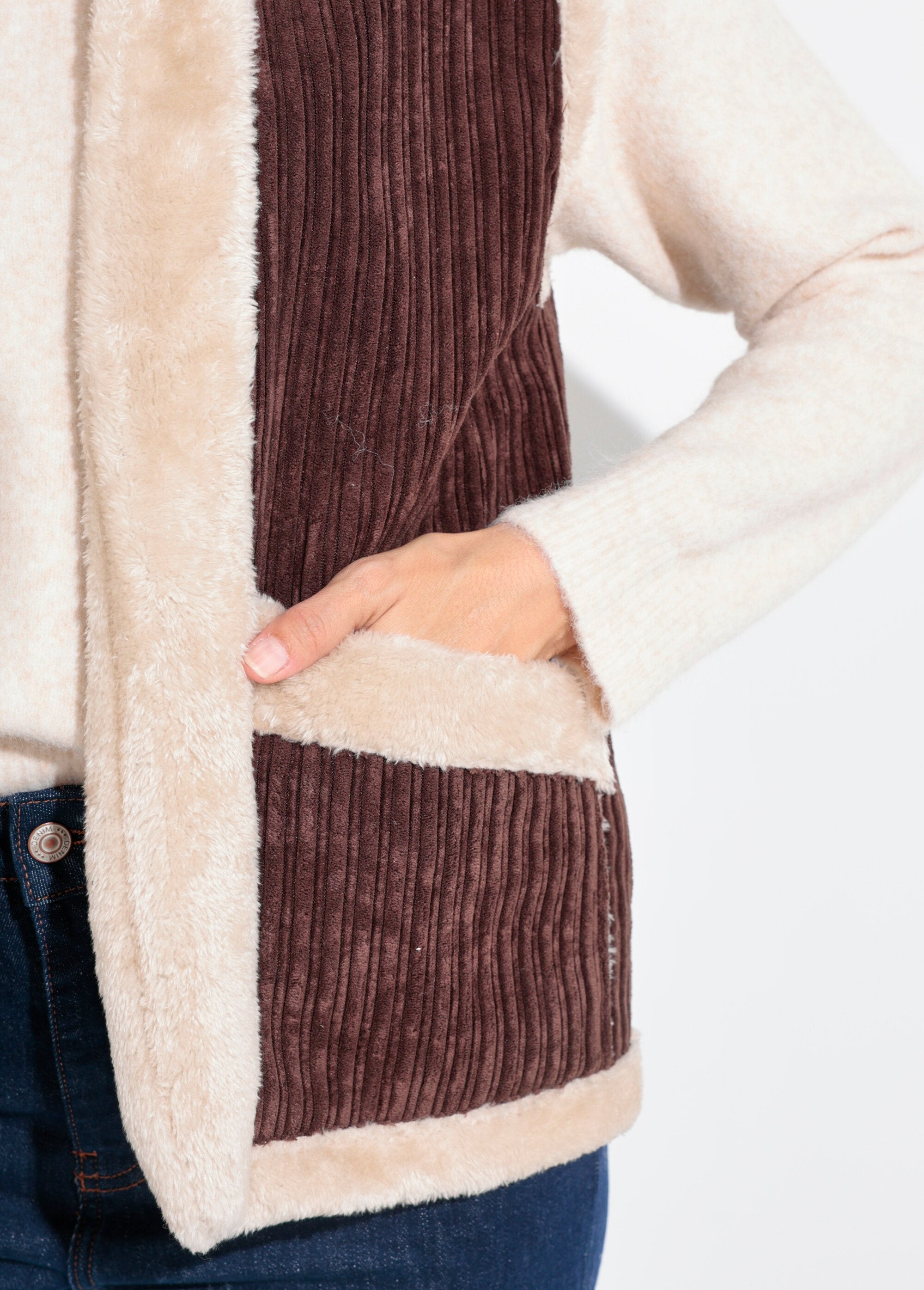 Mouwloos_jasje_van_fluweel_en_bont_Marron_DE2_slim