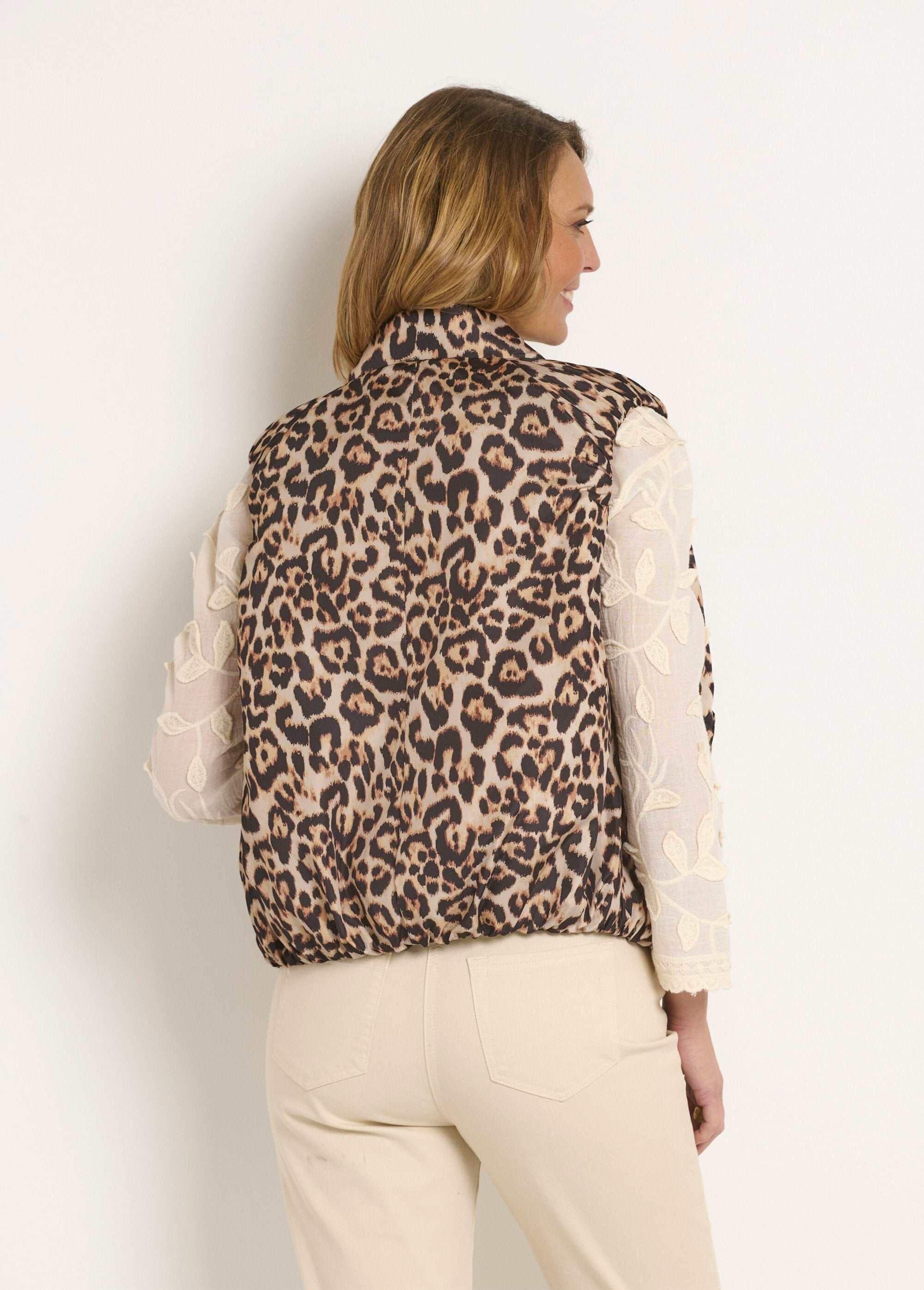 Mouwloos_satijnen_gewatteerd_luipaardjack_Leopard_DO1_slim