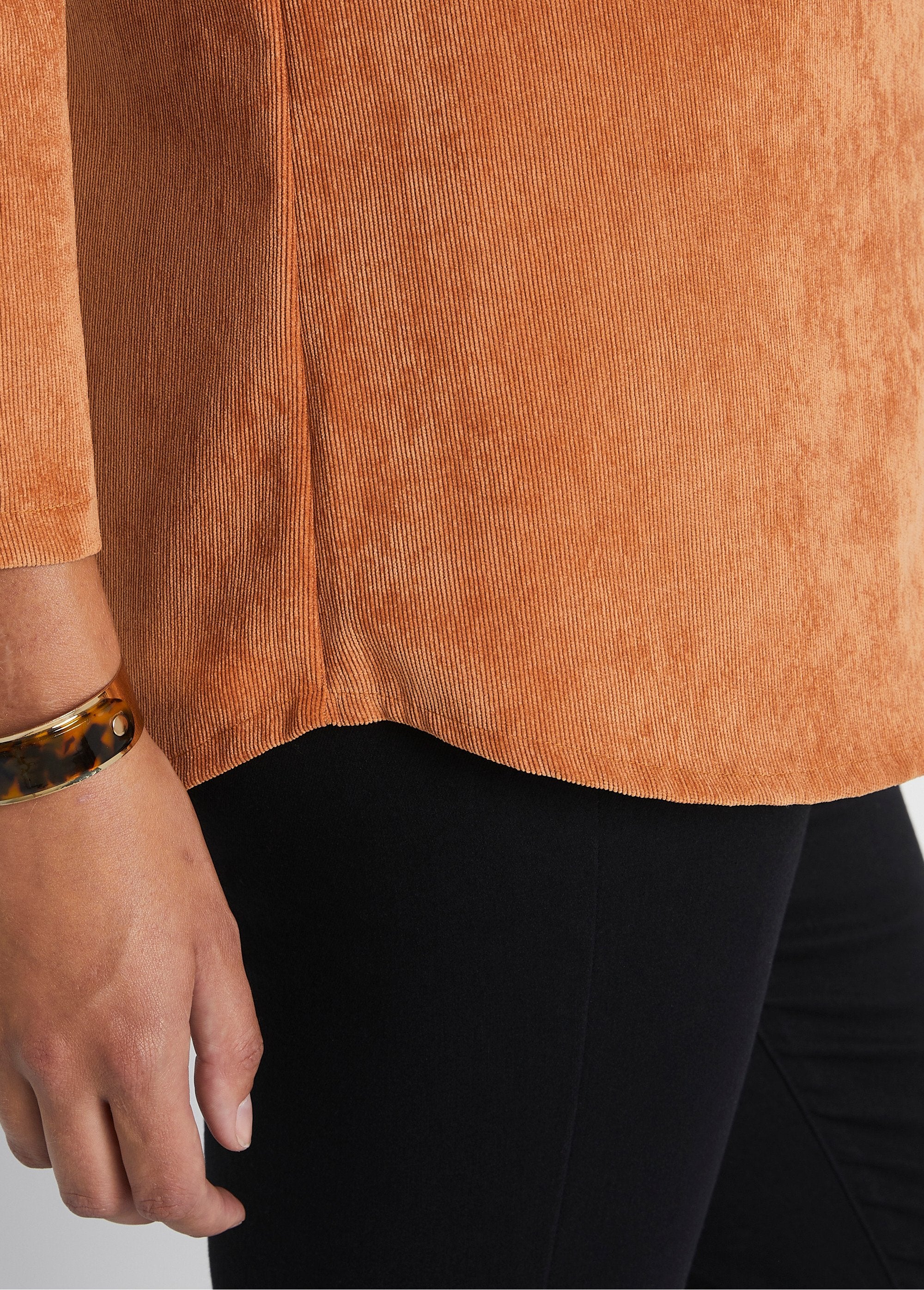 Milleraies_fluwelen_overhemdjasje_met_getailleerde_kraag_Karamel_DE3_slim