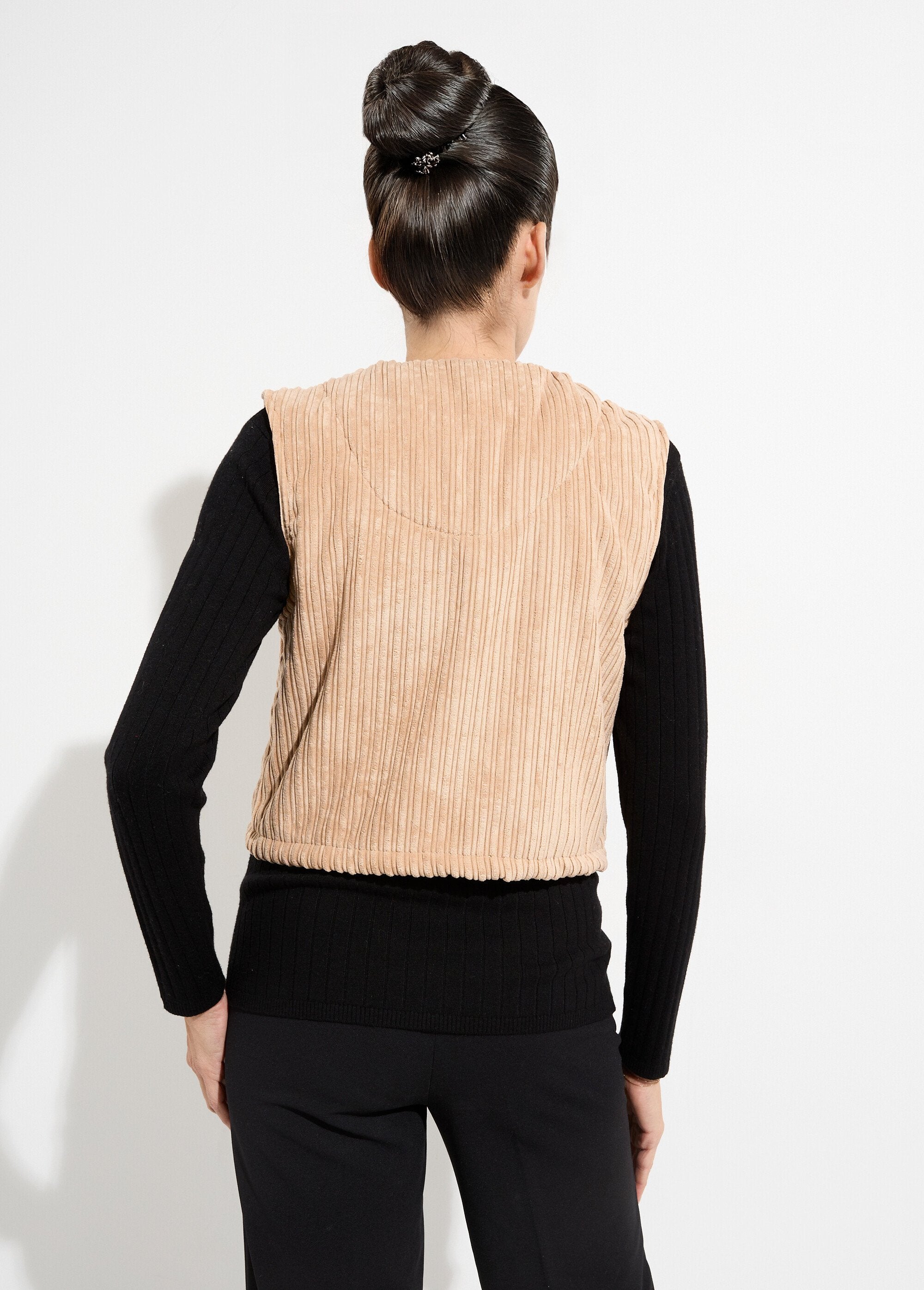 Mouwloos_fluwelen_jasje_met_V-hals_en_ritssluiting_Camel_DO1_slim