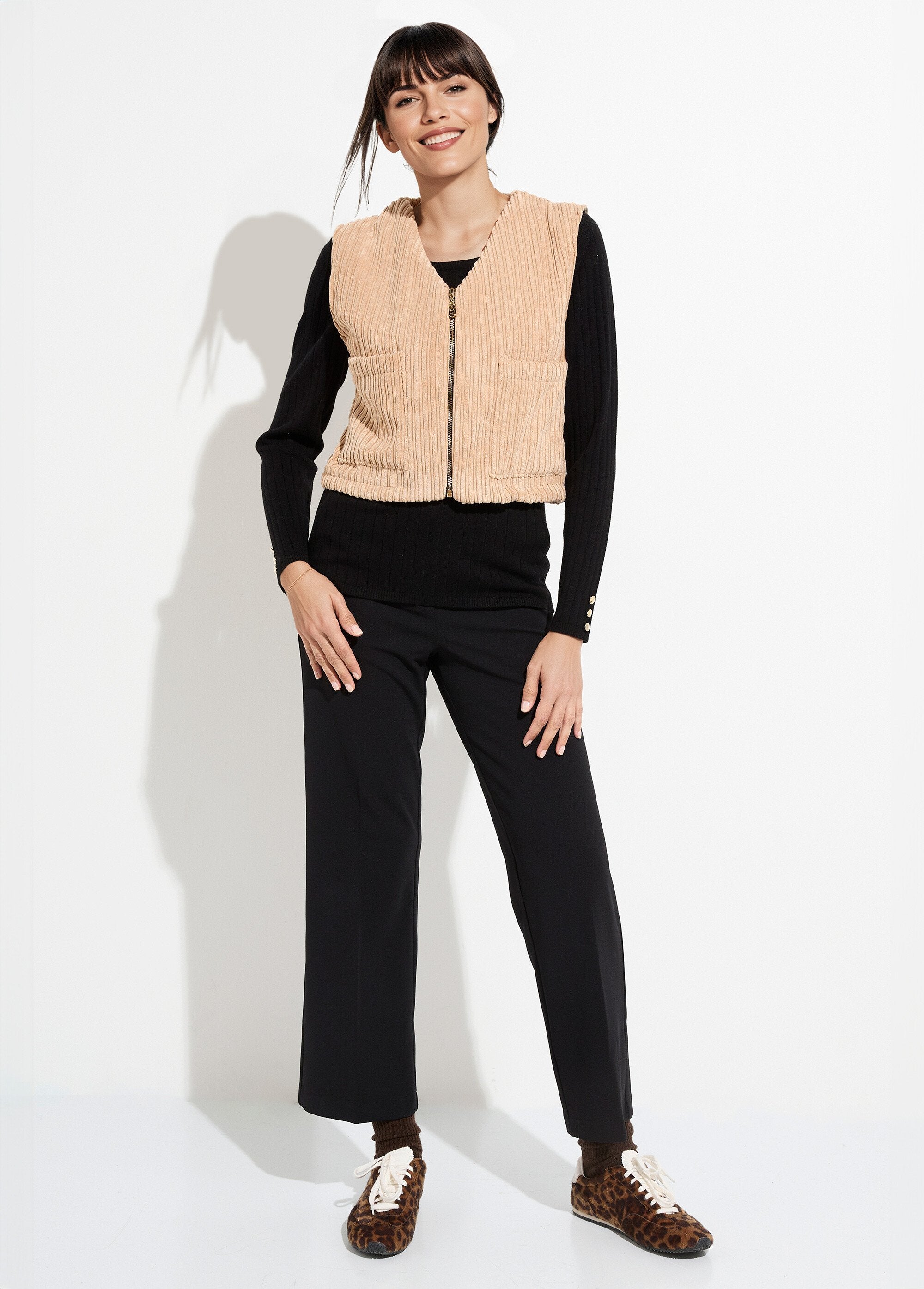 Mouwloos_fluwelen_jasje_met_V-hals_en_ritssluiting_Camel_SF1_slim