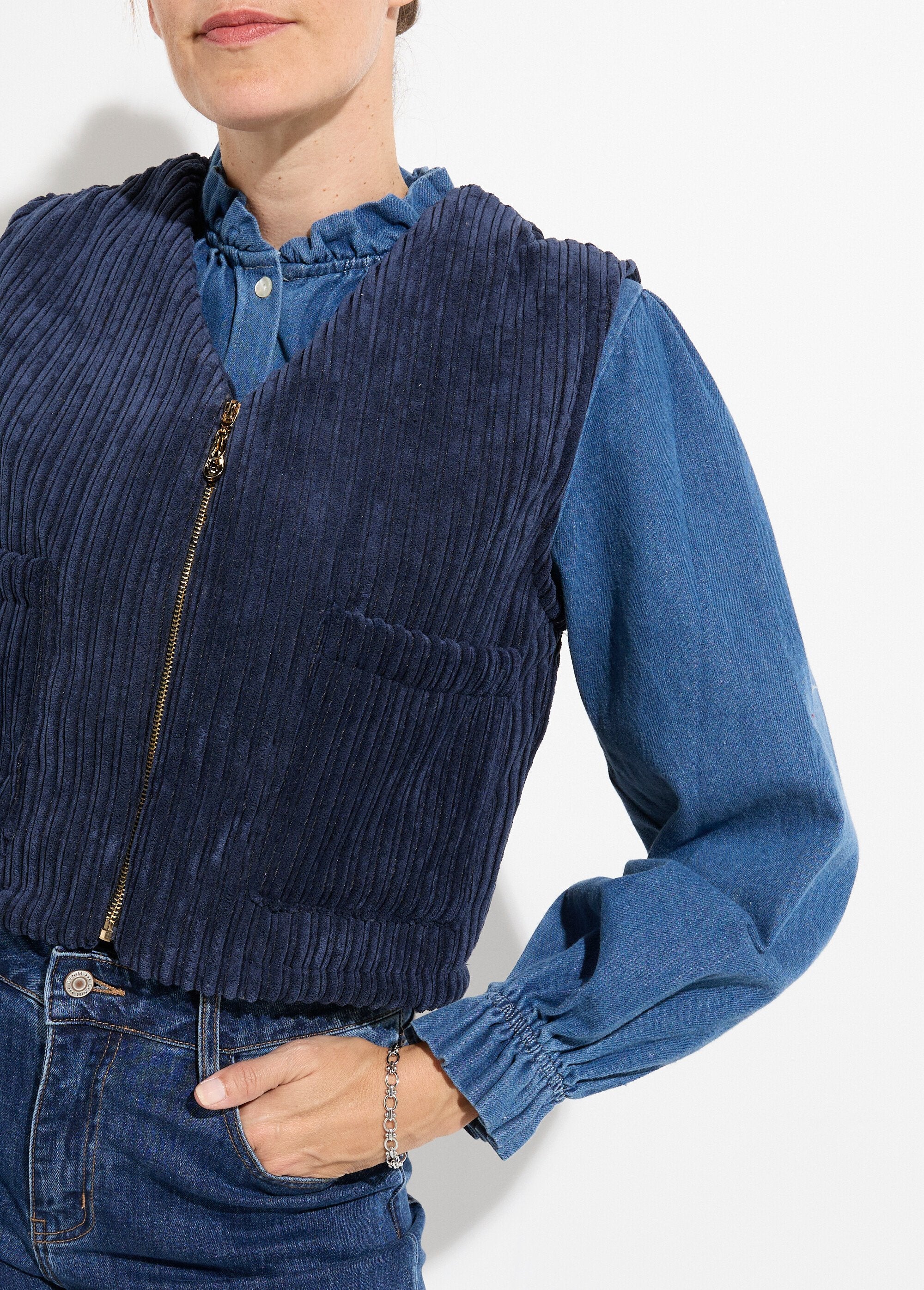 Mouwloos_fluwelen_jasje_met_V-hals_en_ritssluiting_Marine_DE1_slim