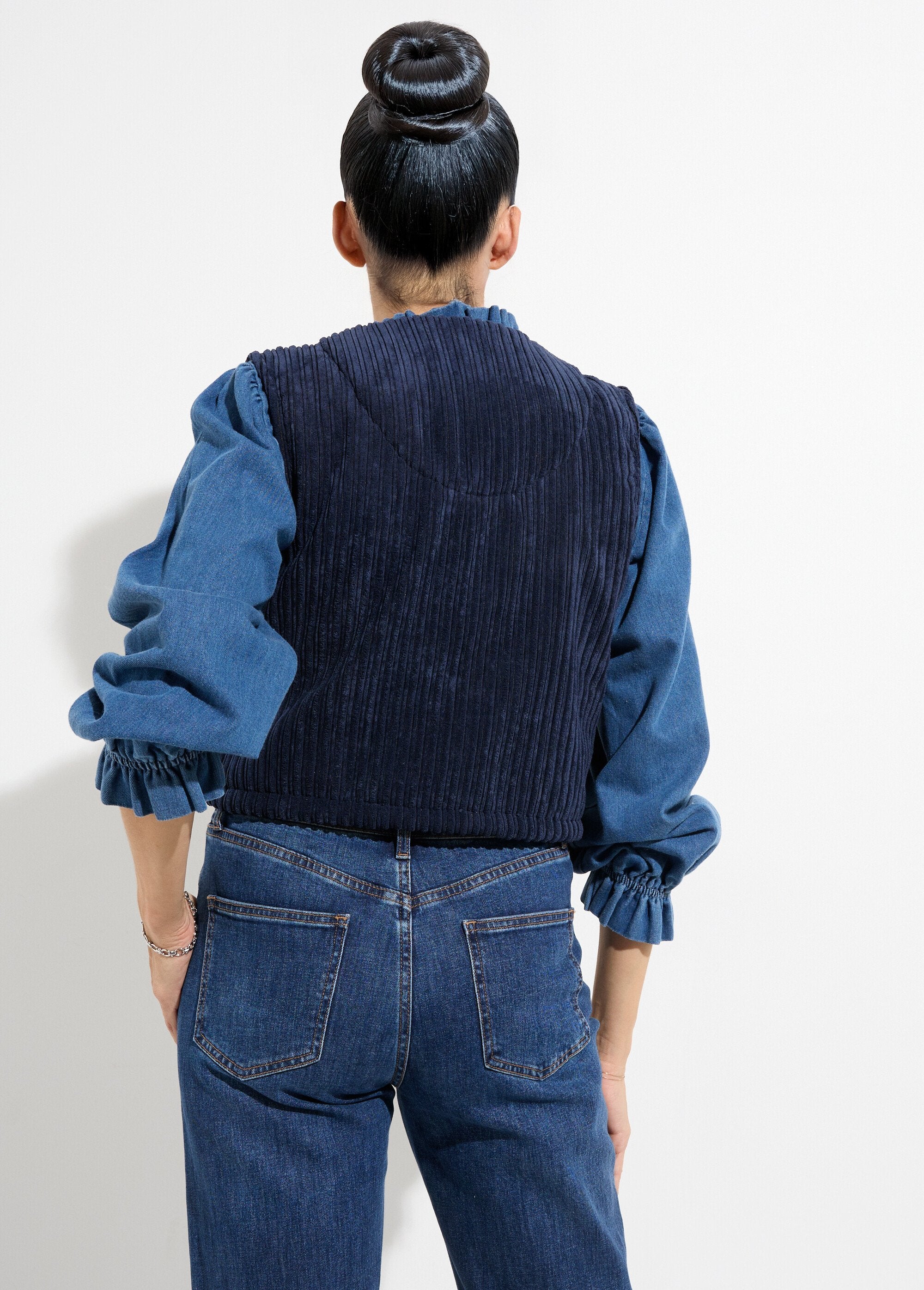 Mouwloos_fluwelen_jasje_met_V-hals_en_ritssluiting_Marine_DO1_slim