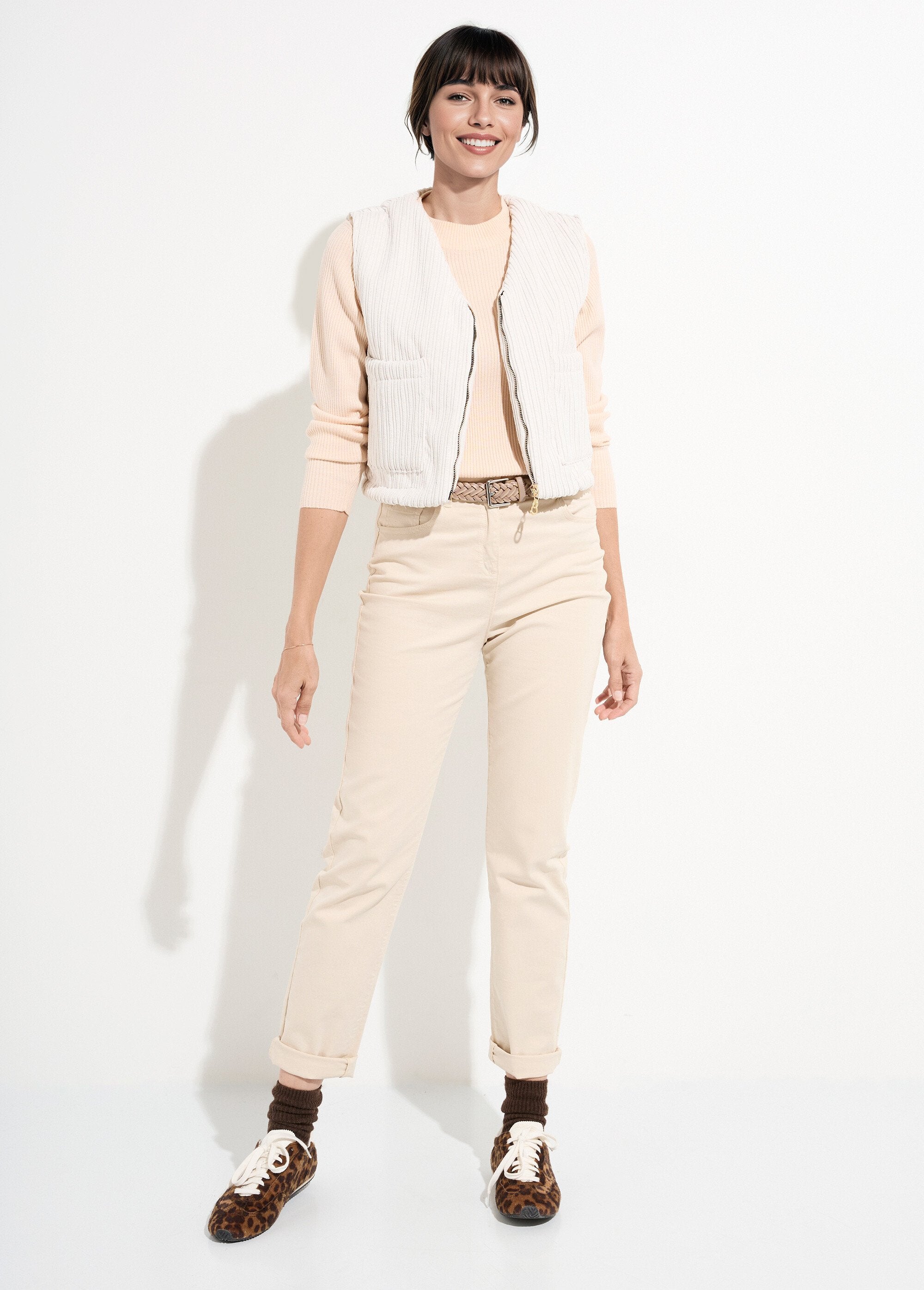 Mouwloos_fluwelen_jasje_met_V-hals_en_ritssluiting_Ecru_SF1_slim