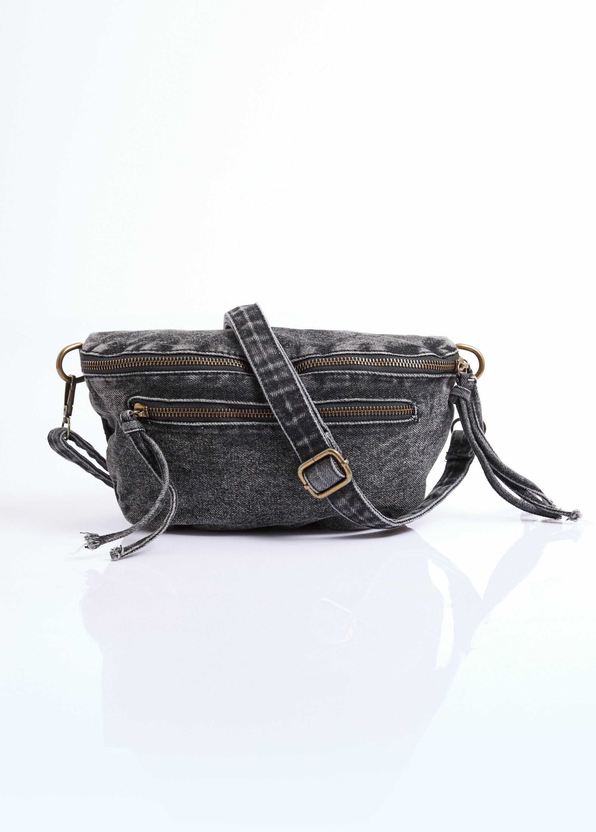 Fanny_pack_met_rits_in_denim_met_used-effect_Jean_gris_FA1_slim