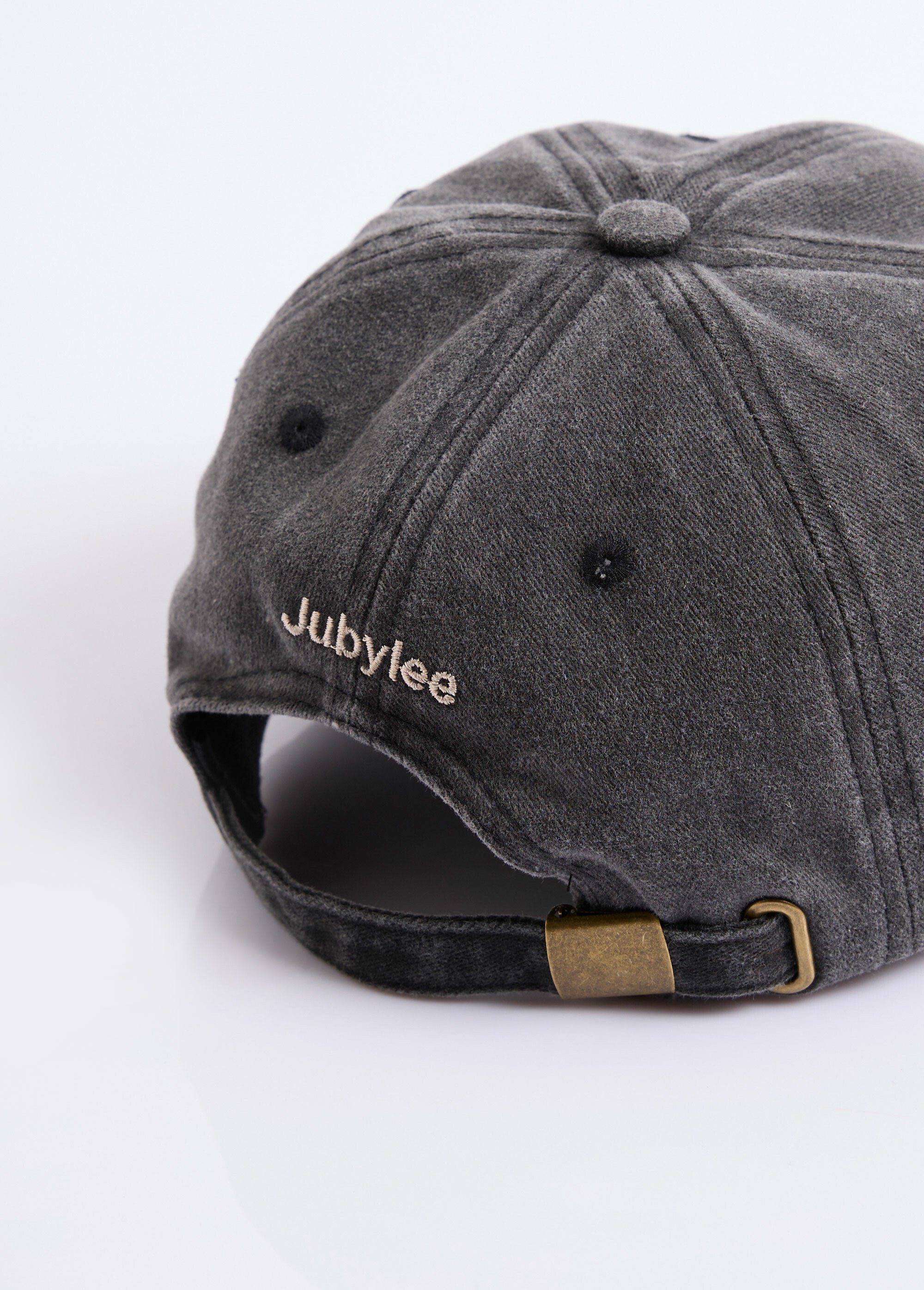 Cap_van_used_denim,_geborduurd_hartje_Gris_DE1_slim