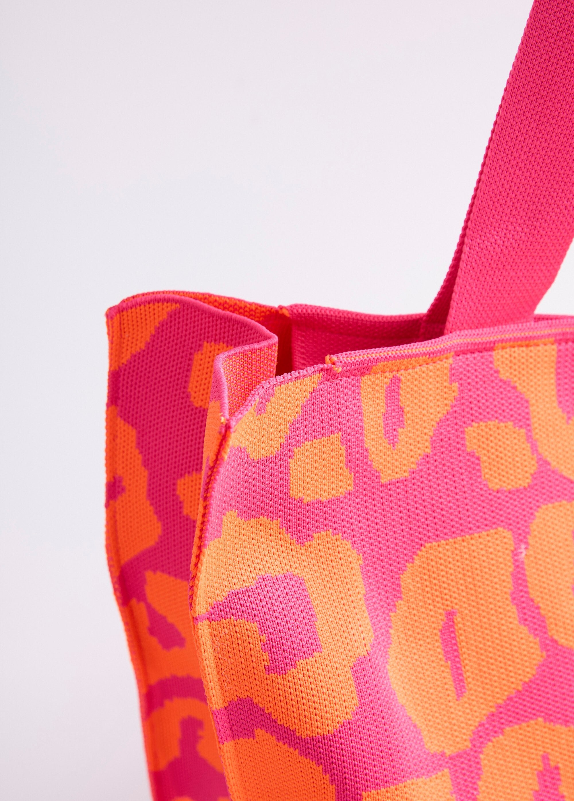 Gebreide_draagtas_met_luipaardprint_Fuchsia_et_orange_DE1_slim