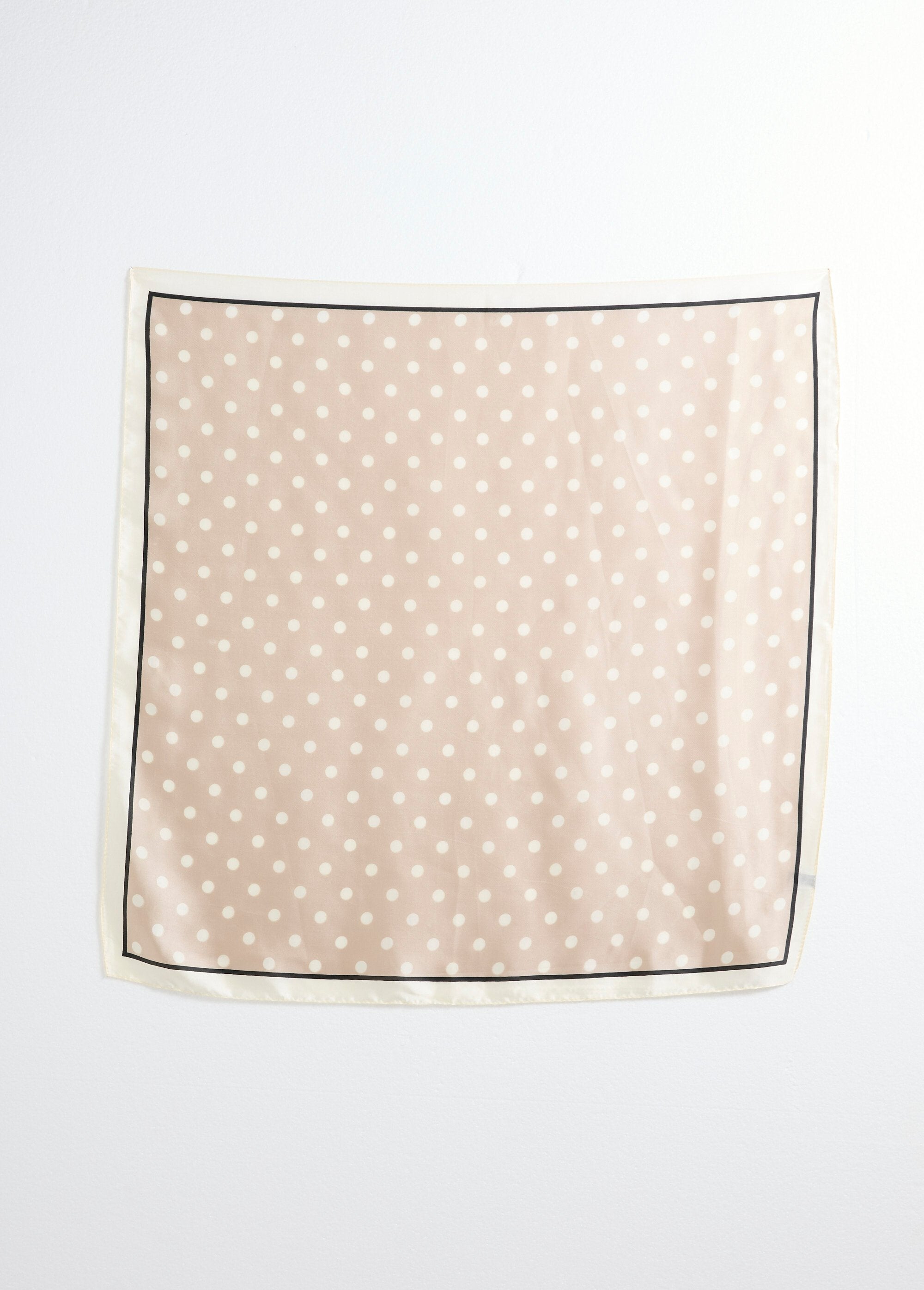 Satijnen_sjaal_met_stippenpatroon_Taupe_DE1_slim