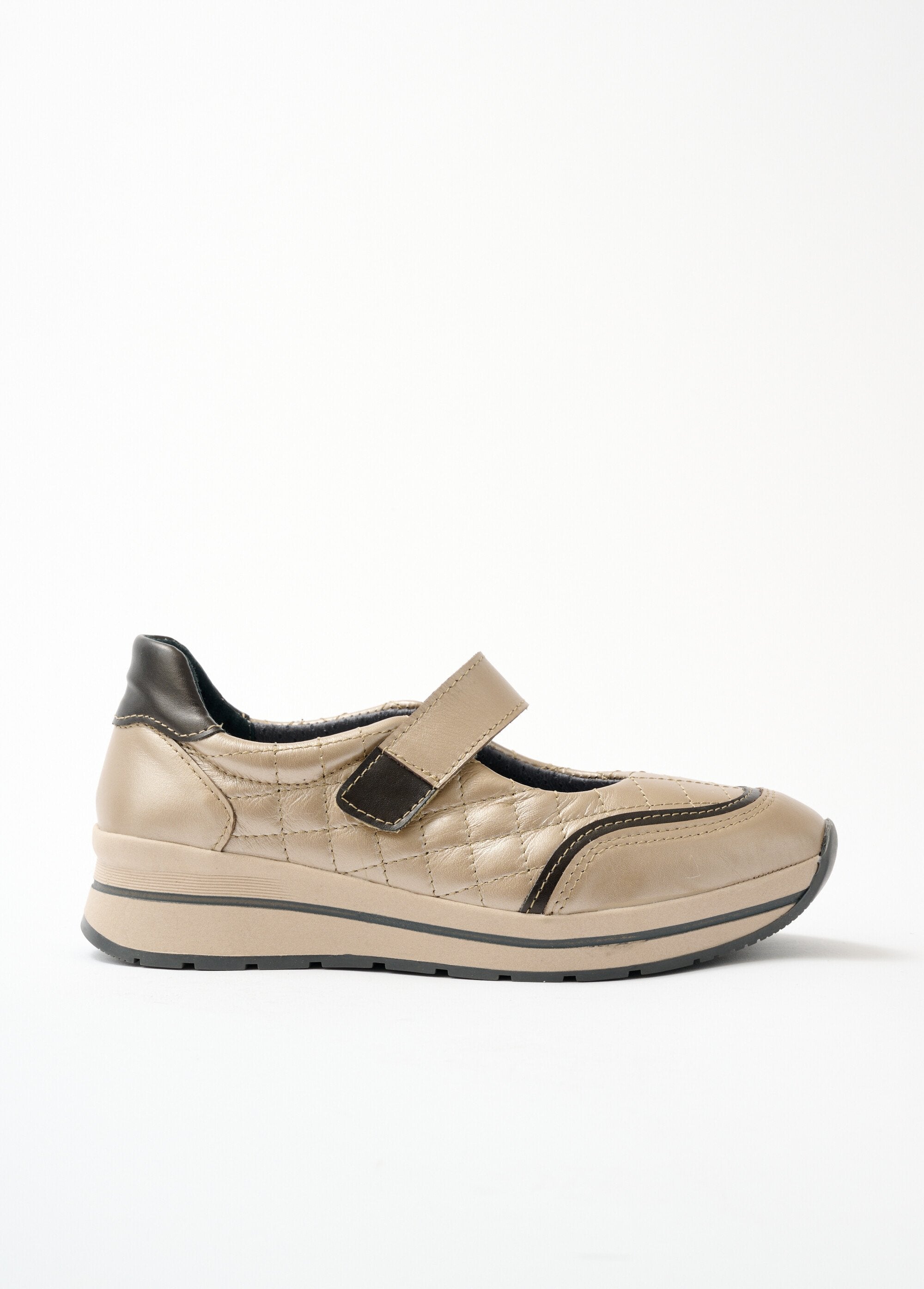 Leren_slippers_met_klittenbandsluiting_Iriserend_beige_DR1_slim