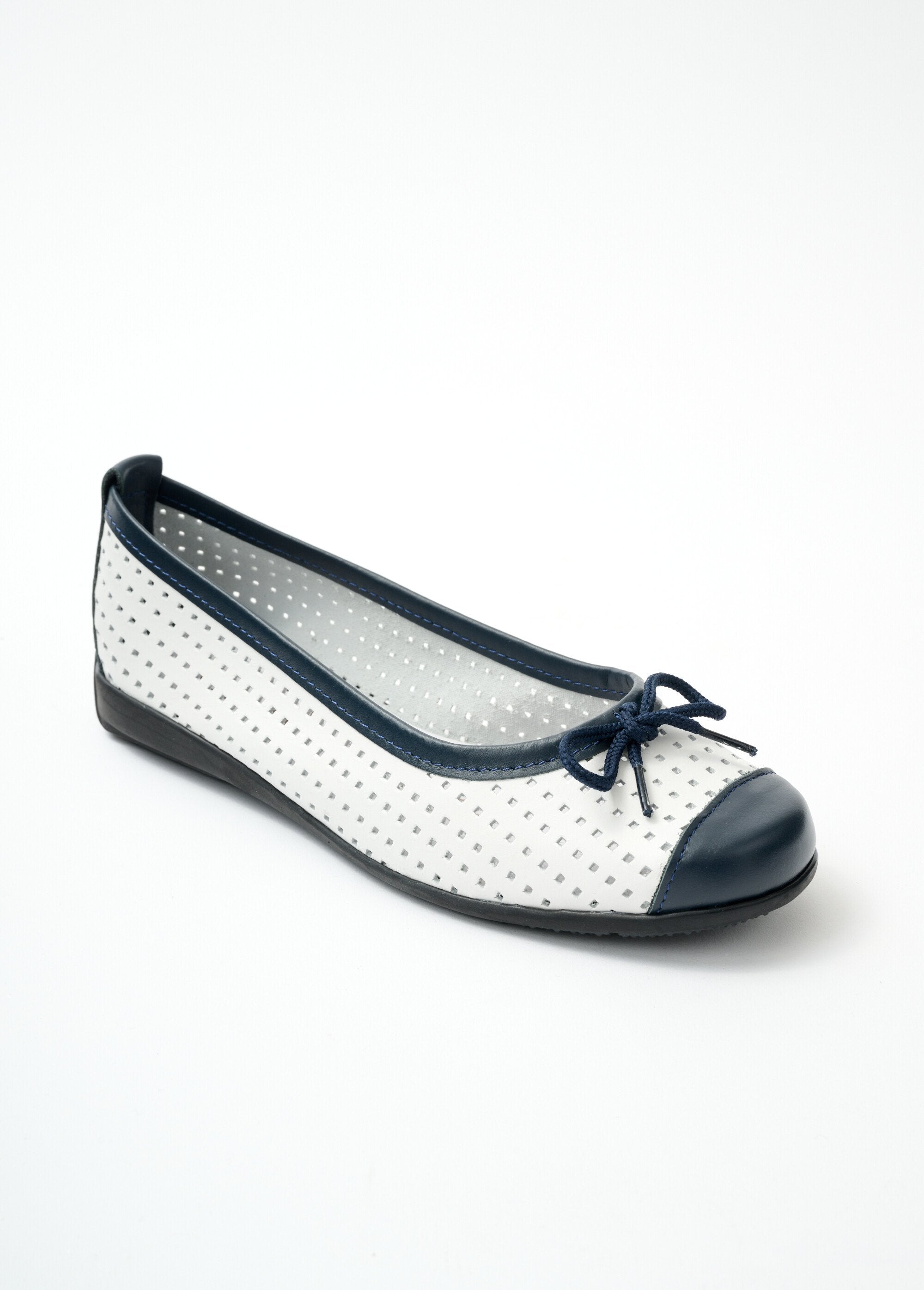 Comfort_wijde_ballerina's_van_geperforeerd_leer_Wit_en_marineblauw_FA1_slim