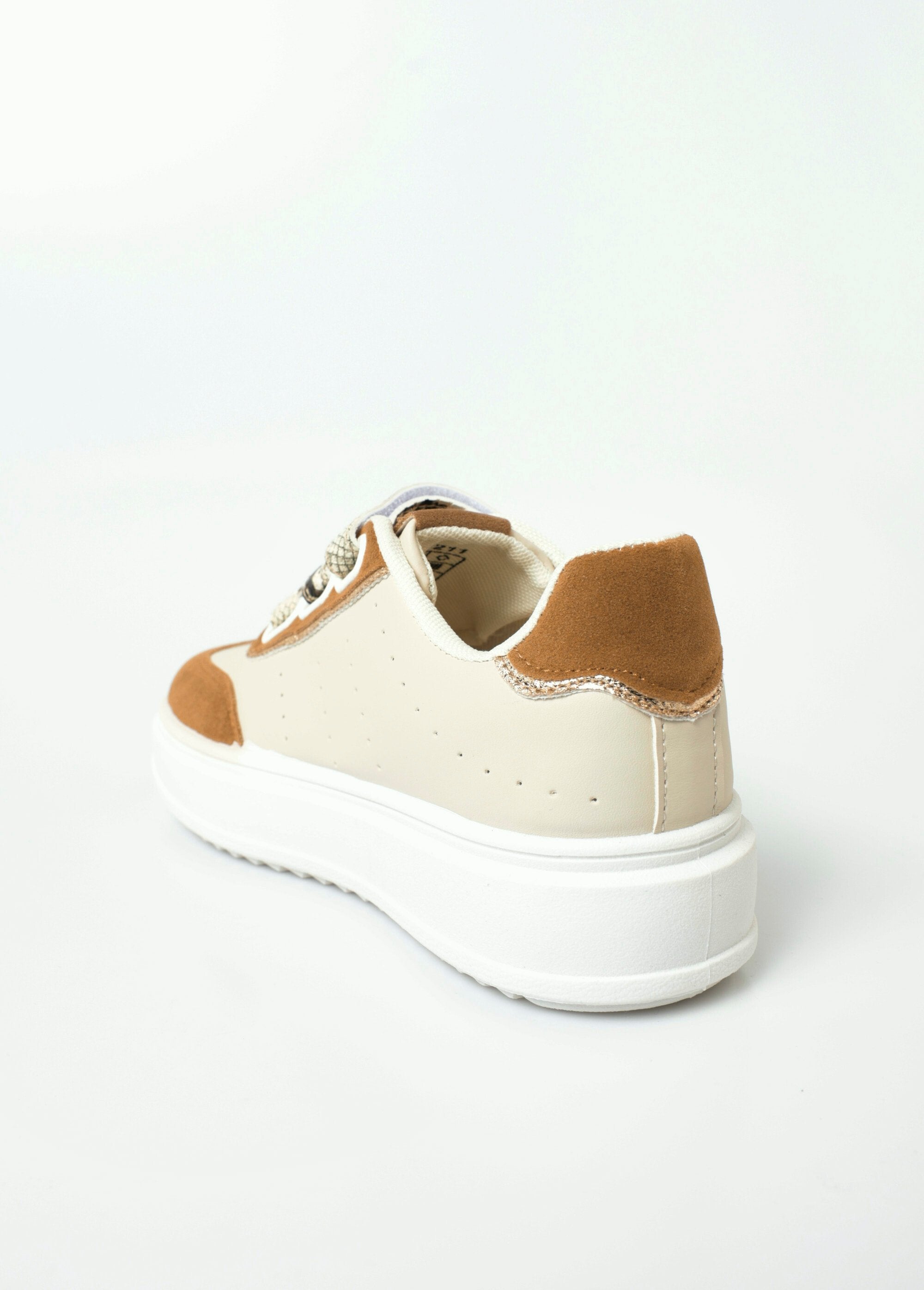 Tweekleurige_gympen_met_klittenband_in_dierenstijl_Beige_DO1_slim