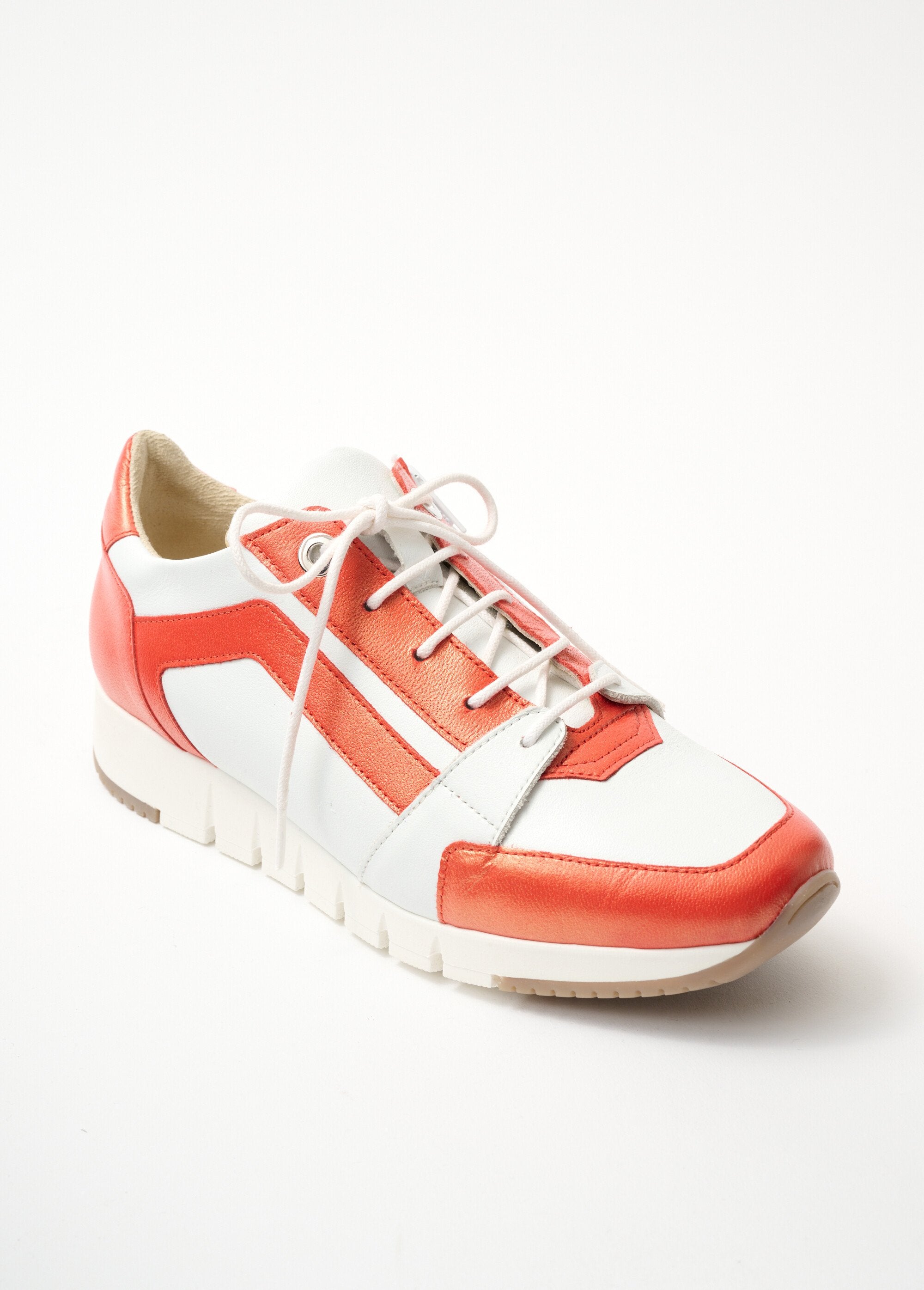 Tweekleurige_leren_sportschoenen_met_comfortabele_wijdte_Oranje_en_wit_FA1_slim