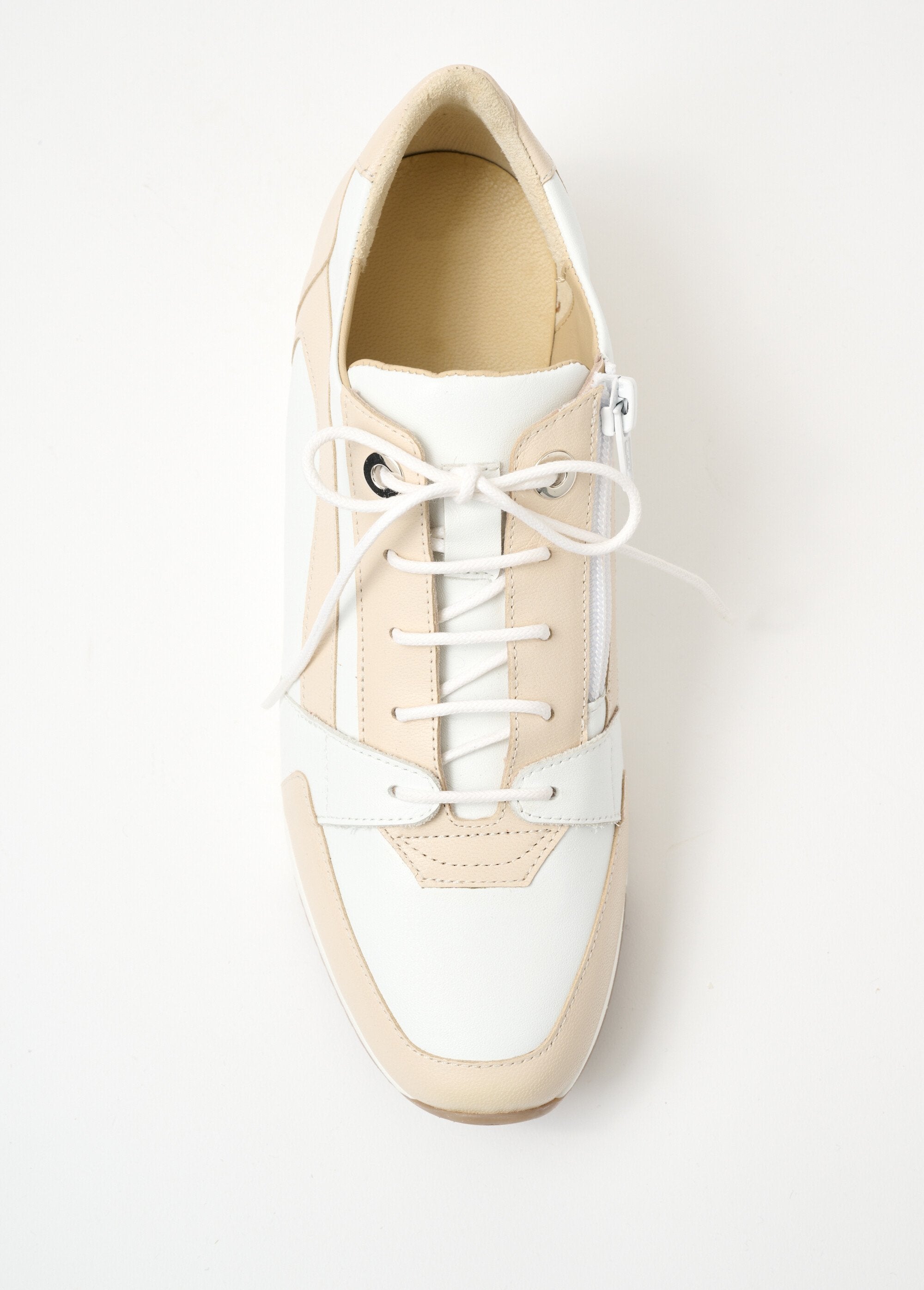 Tweekleurige_leren_sportschoenen_met_comfortabele_wijdte_Beige_en_wit_OV1_slim