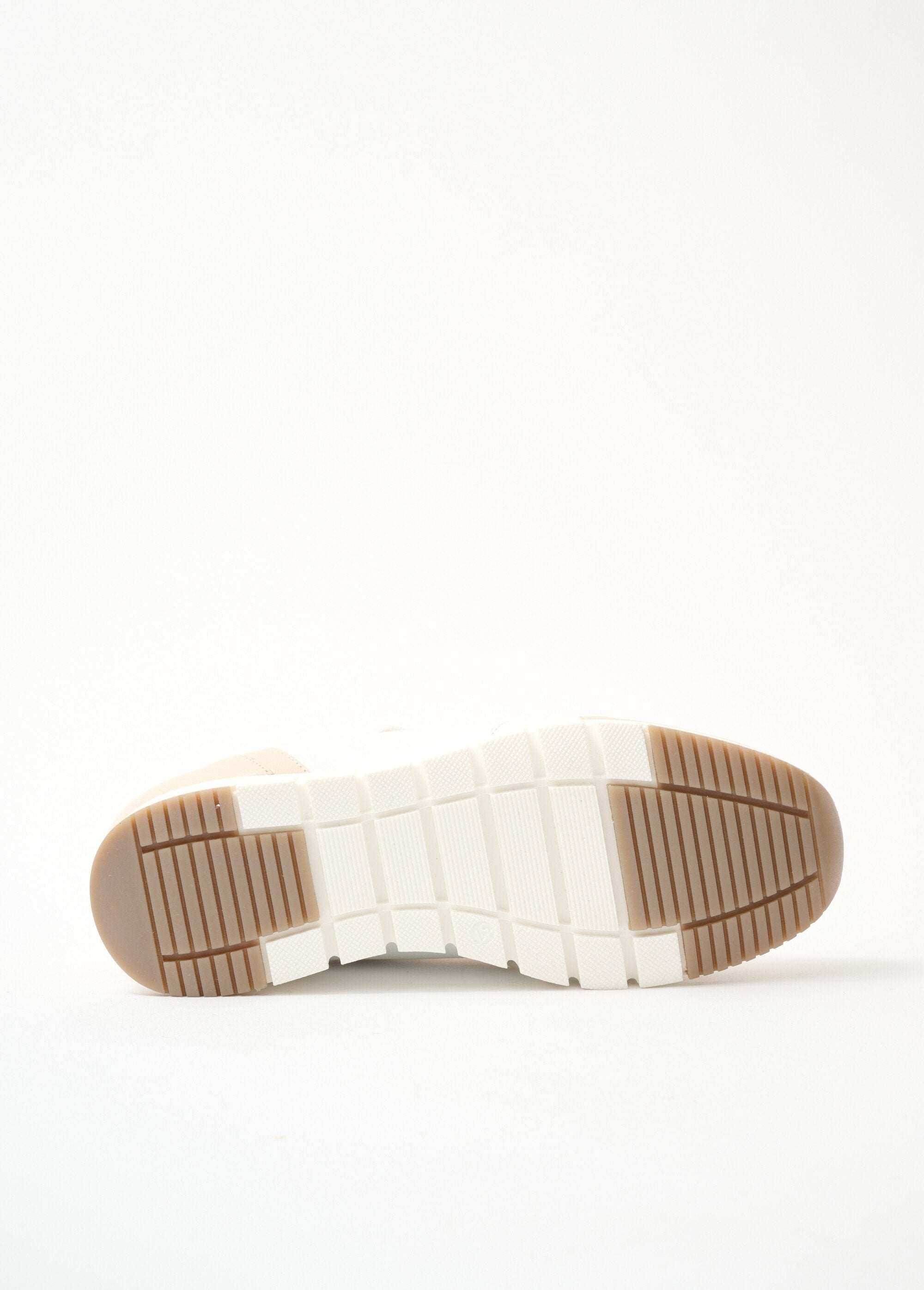 Tweekleurige_leren_sportschoenen_met_comfortabele_wijdte_Beige_en_wit_UN1_slim