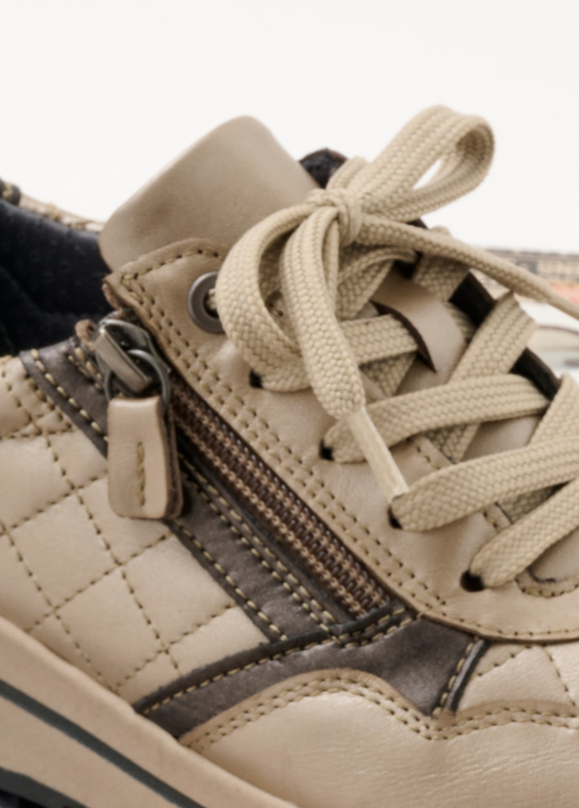 Sportschoenen_in_comfortwijdte_met_leren_ritssluiting_Iriserend_beige_DE1_slim