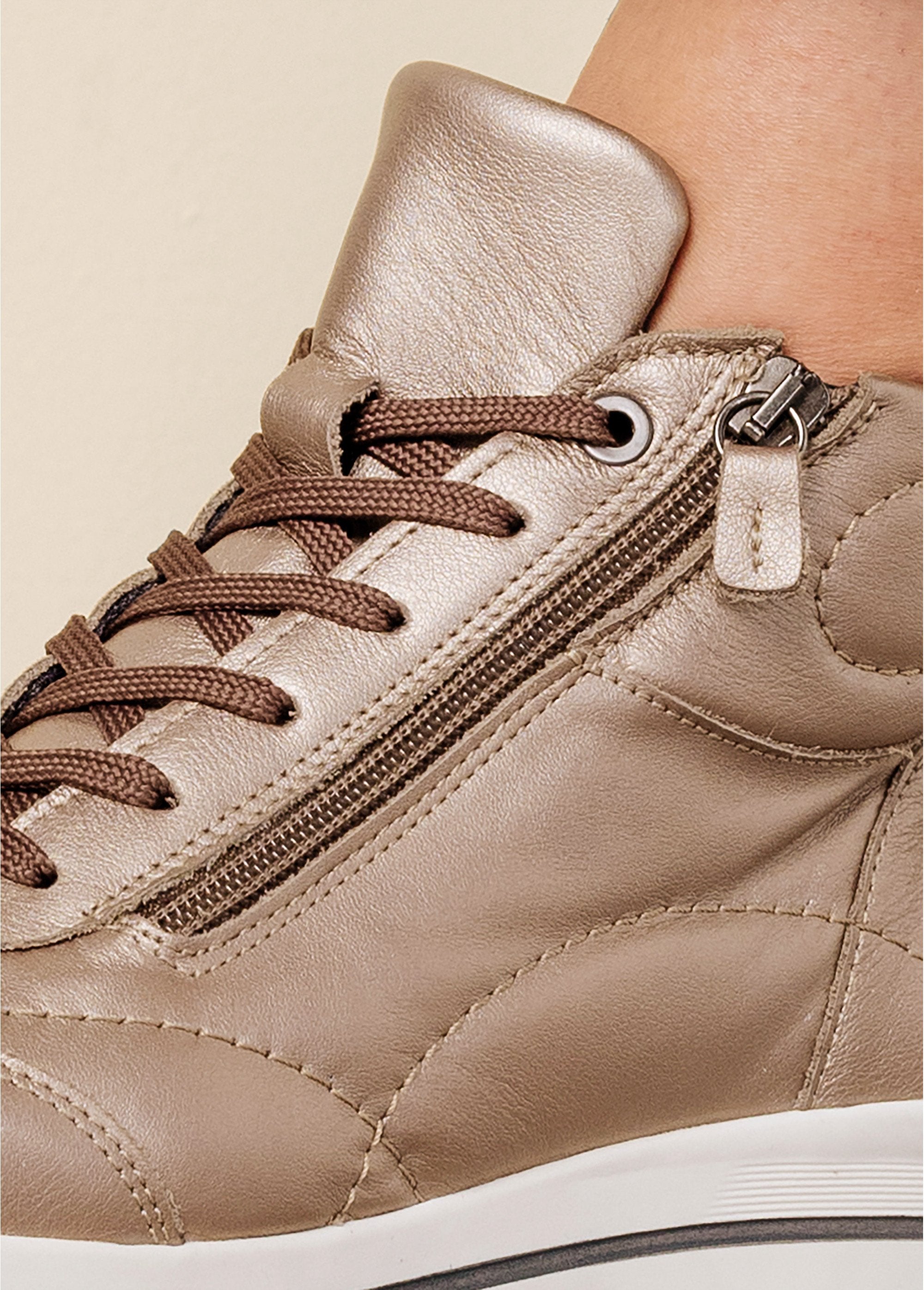 Leren_sportschoenen_met_comfortwijdte_Iriserend_beige_DE2_slim