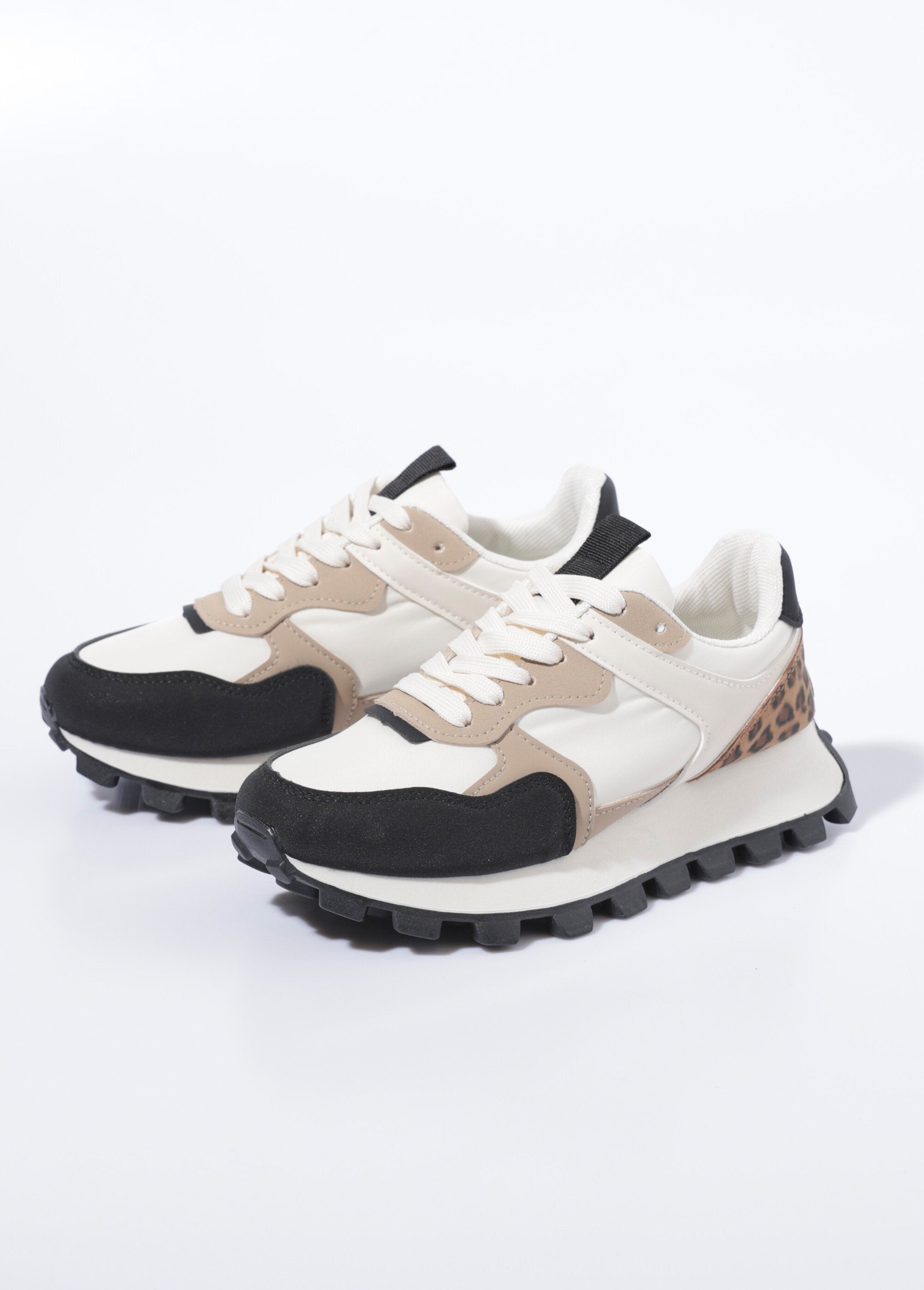 Sportschoenen_van_verschillende_materialen_met_ingekeepte_zool_Leopard_DE1_slim
