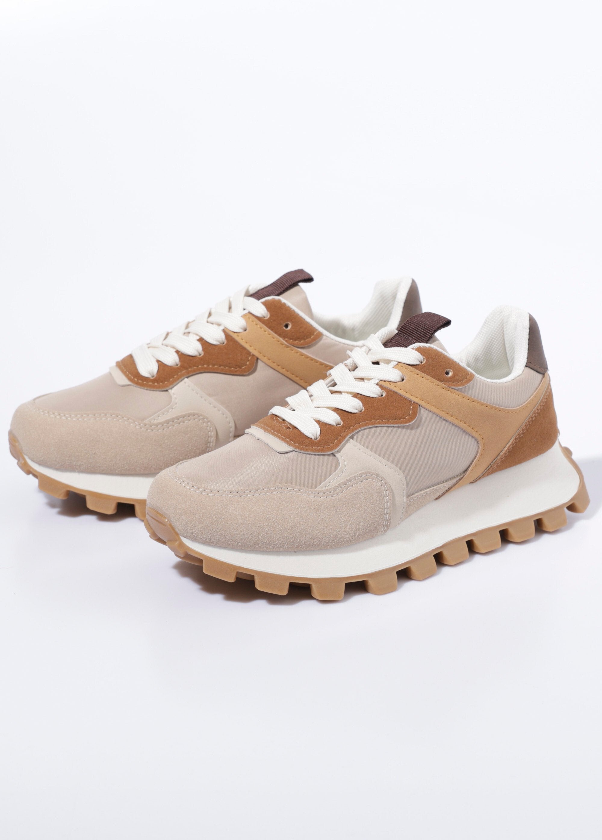 Sportschoenen_van_verschillende_materialen_met_ingekeepte_zool_Beige_DE1_slim