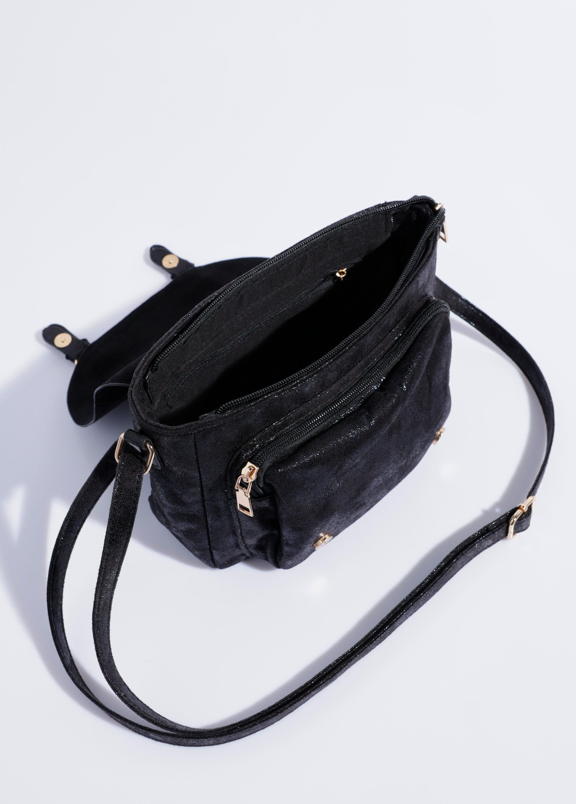 Iriserende_schoudertas_met_flap_met_2_gespen_Noir_DE1_slim