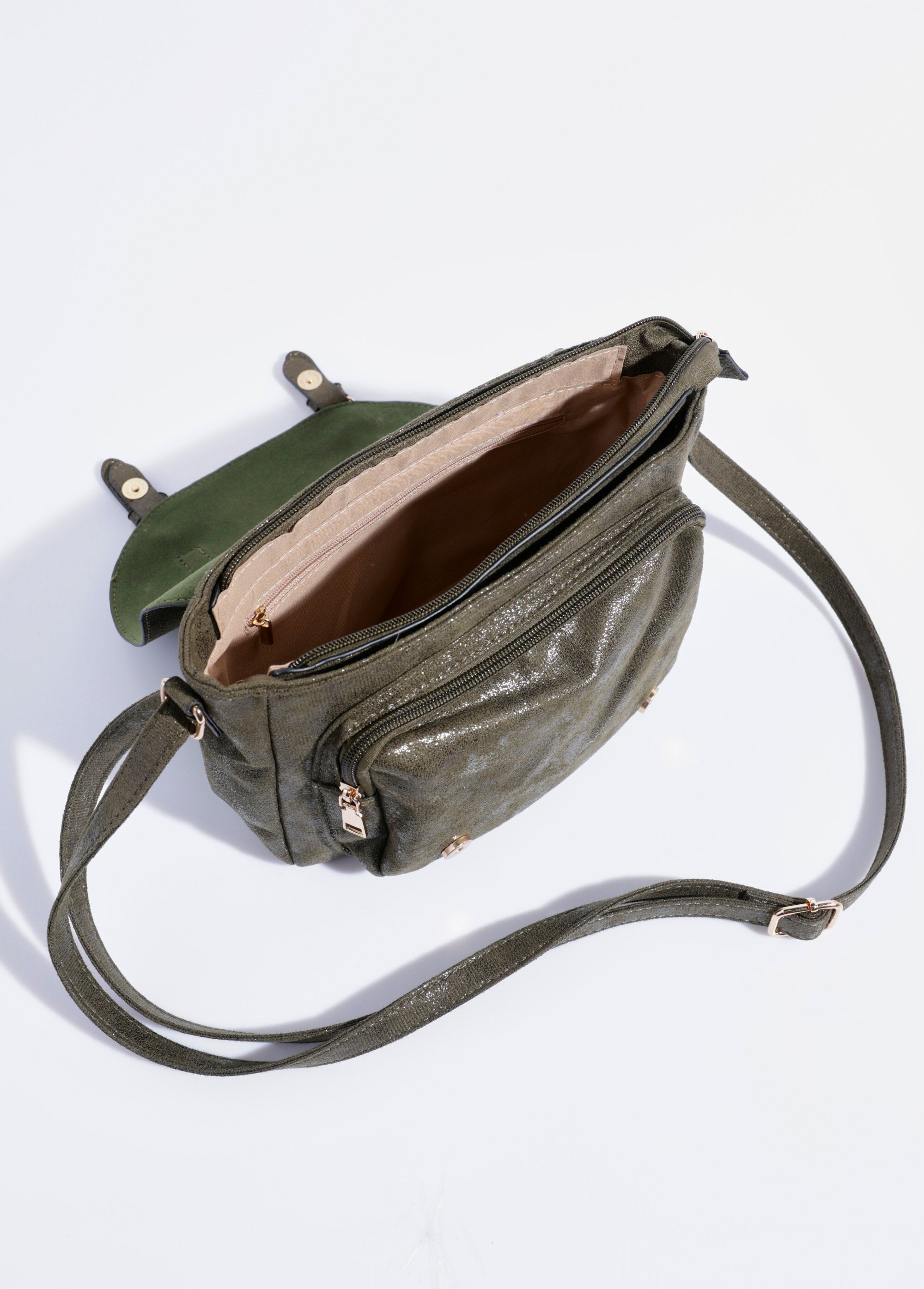 Iriserende_schoudertas_met_flap_met_2_gespen_Vert_DE1_slim