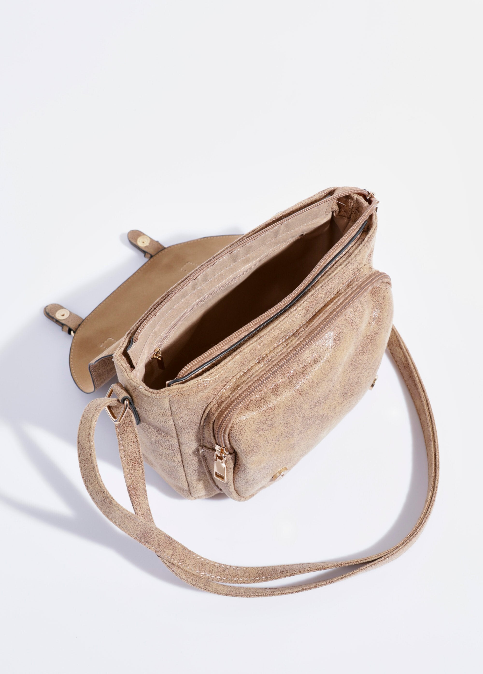 Iriserende_schoudertas_met_flap_met_2_gespen_Beige_DE1_slim