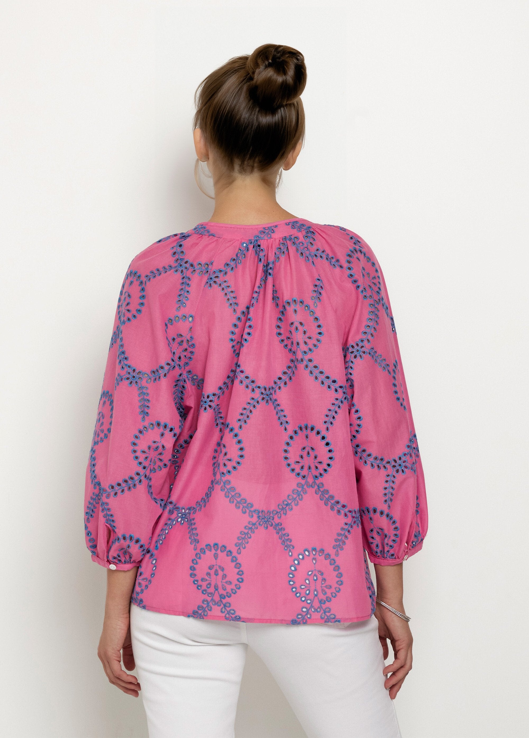 Losvallende_blouse_met_opengewerkt_borduurwerk,_3/4_mouwen_Rose_DO1_slim