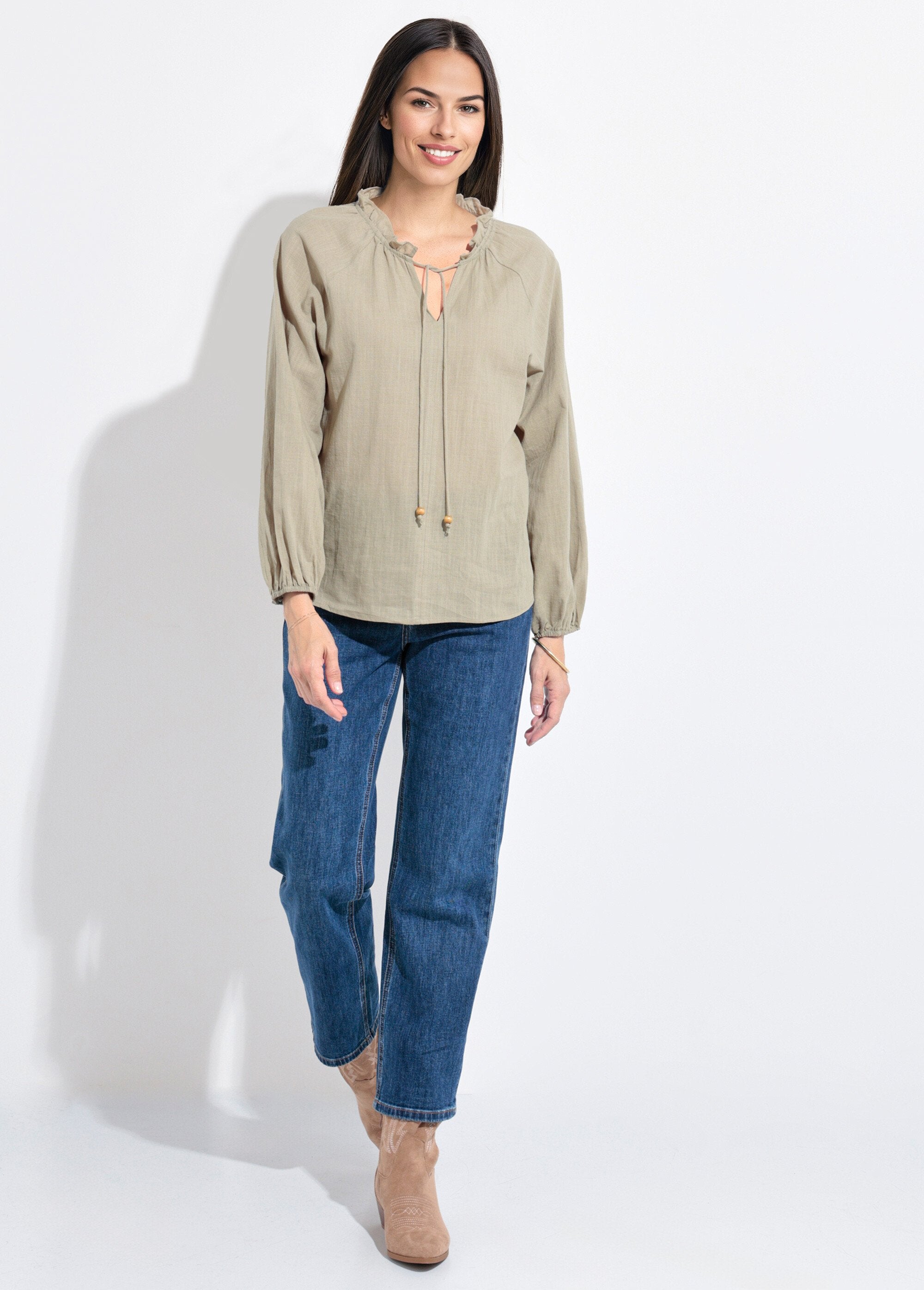 Losvallende_blouse_met_V-hals_en_striksluiting_Kaki_SF1_slim
