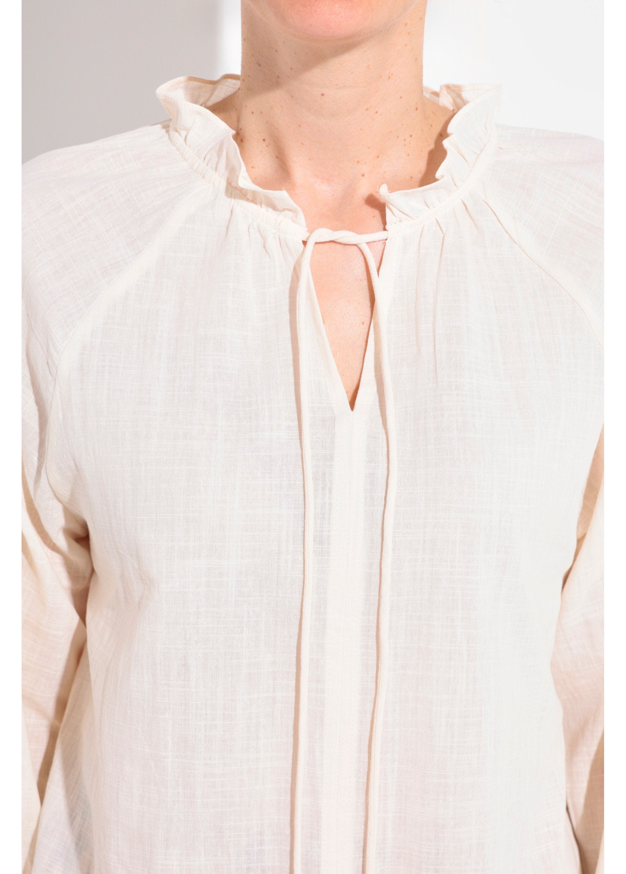 Losvallende_blouse_met_V-hals_en_striksluiting_Beige_DE1_slim