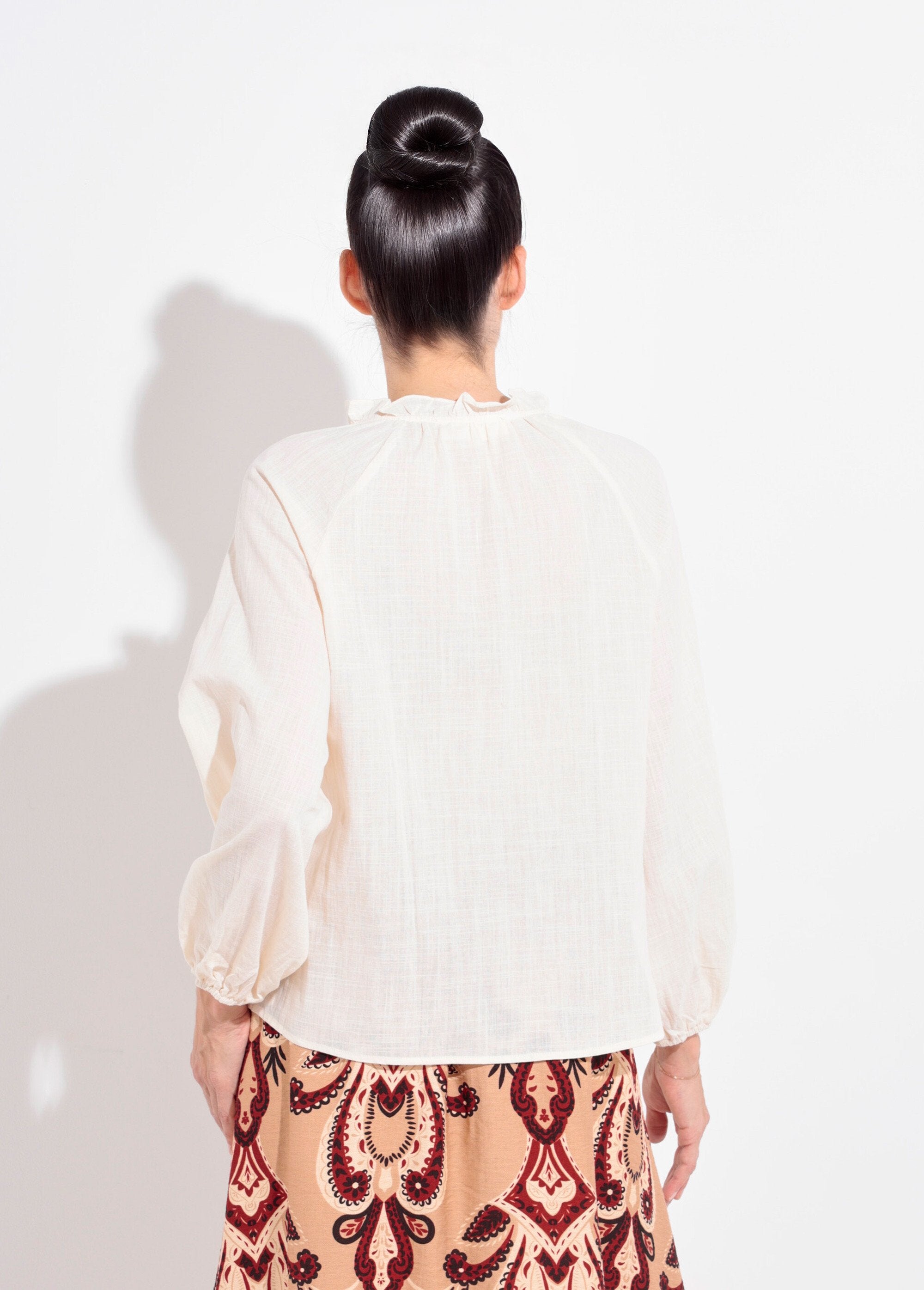 Losvallende_blouse_met_V-hals_en_striksluiting_Beige_DO1_slim