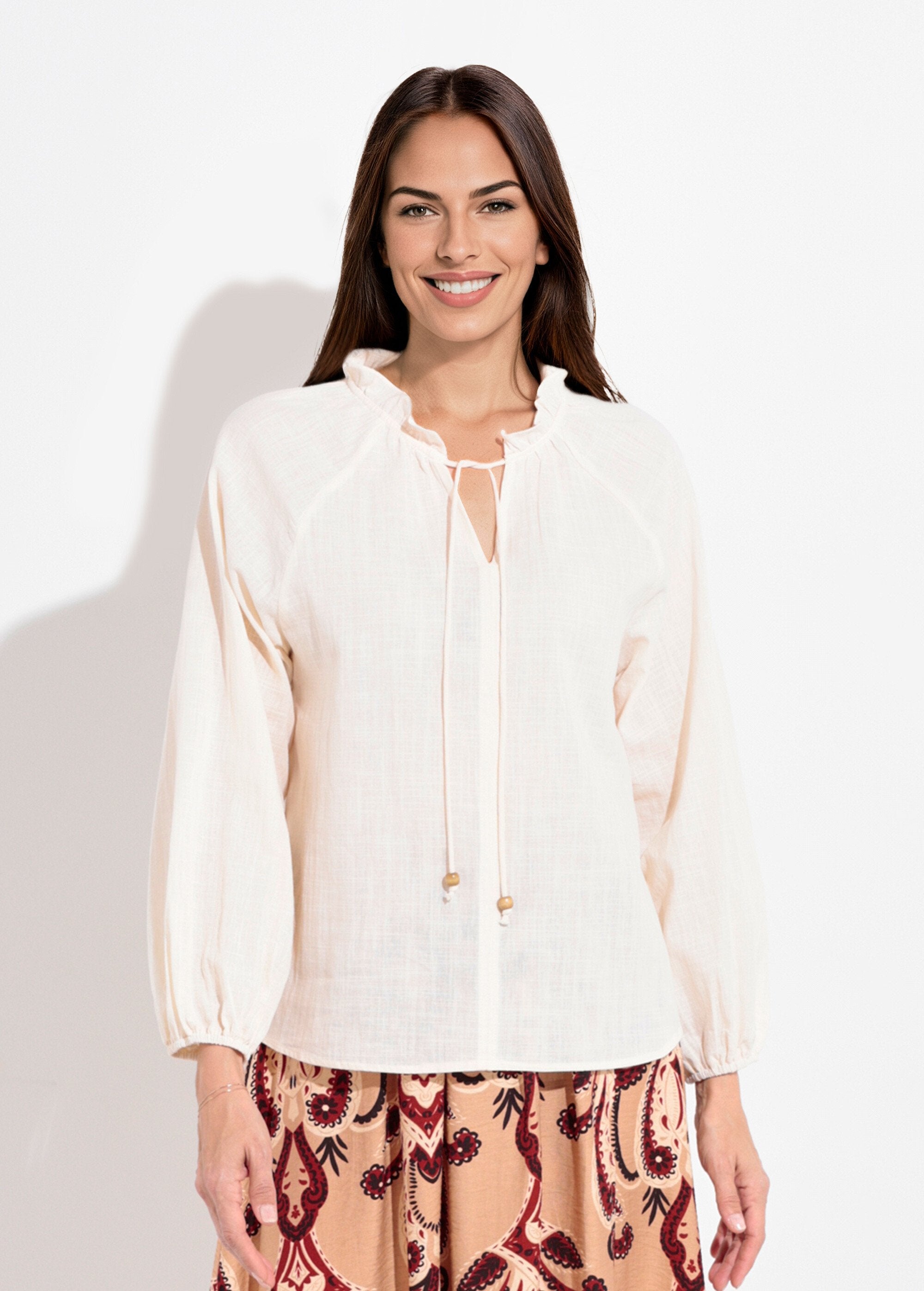Losvallende_blouse_met_V-hals_en_striksluiting_Beige_FA1_slim
