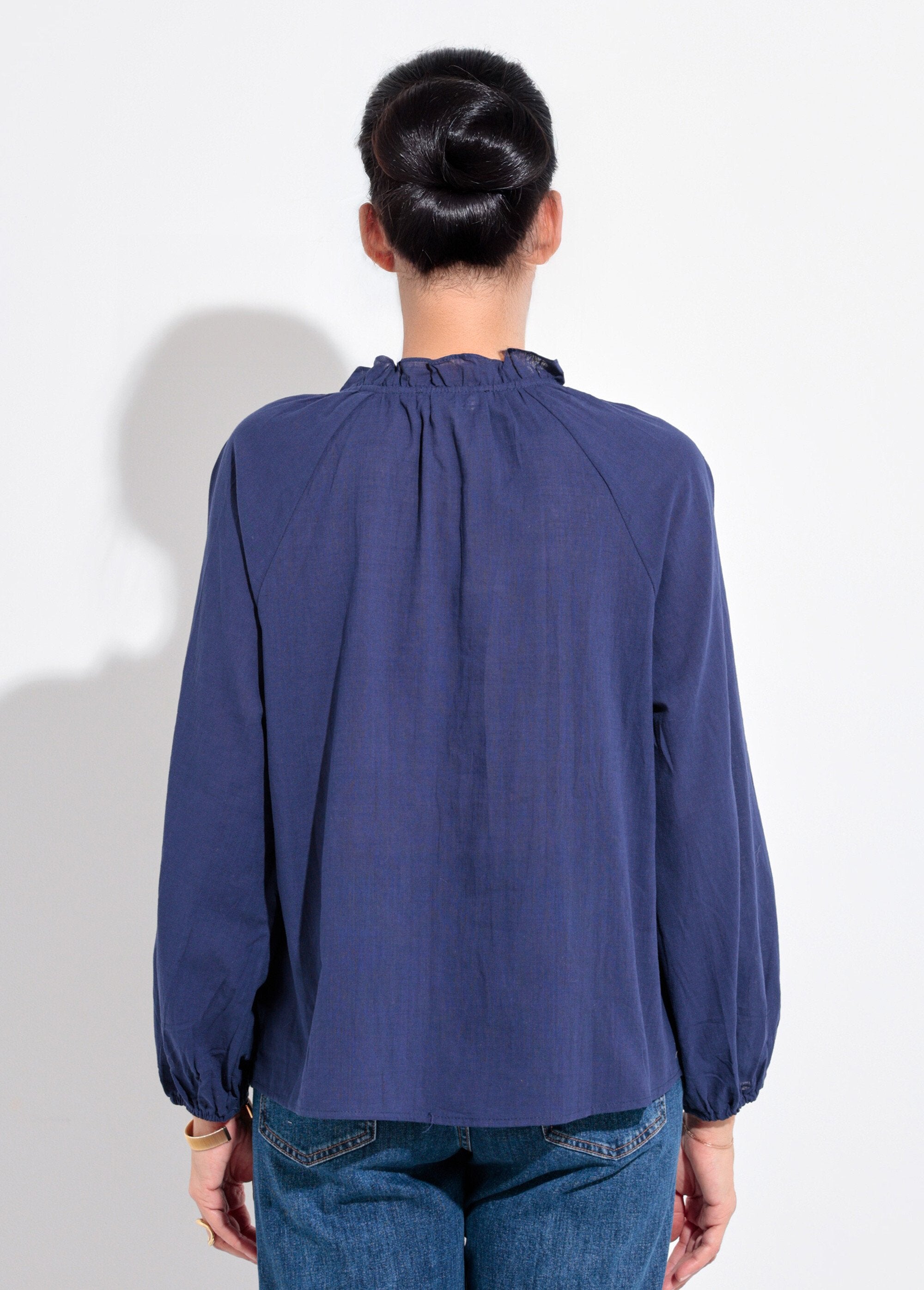 Losvallende_blouse_met_V-hals_en_striksluiting_Marine_DO1_slim