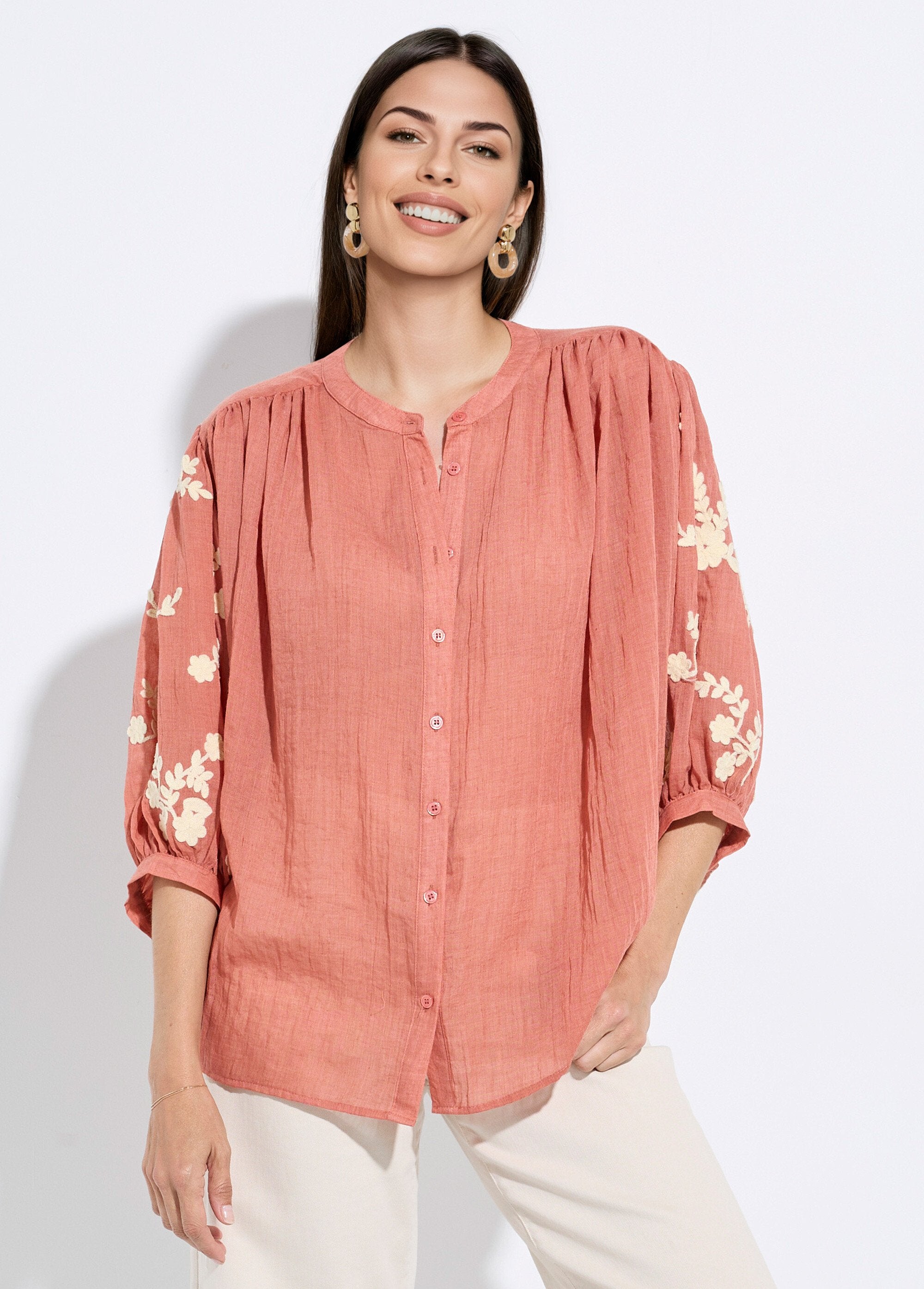 Chambray_blouse,_contrasterend_borduursel_Brique_FA1_slim