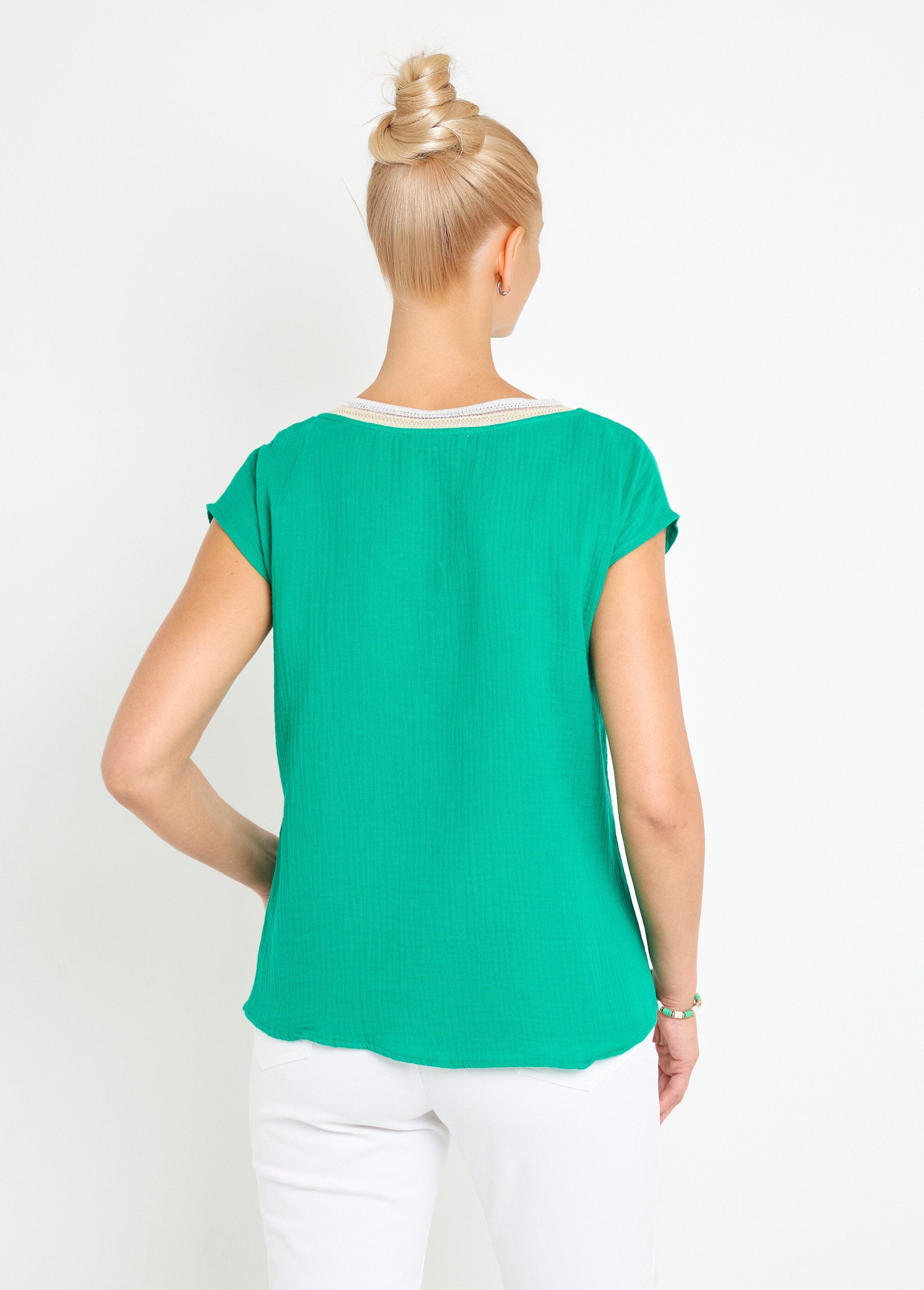 Katoenen_blouse_van_gaas_met_V-hals_vlecht_Vert_DO1_slim