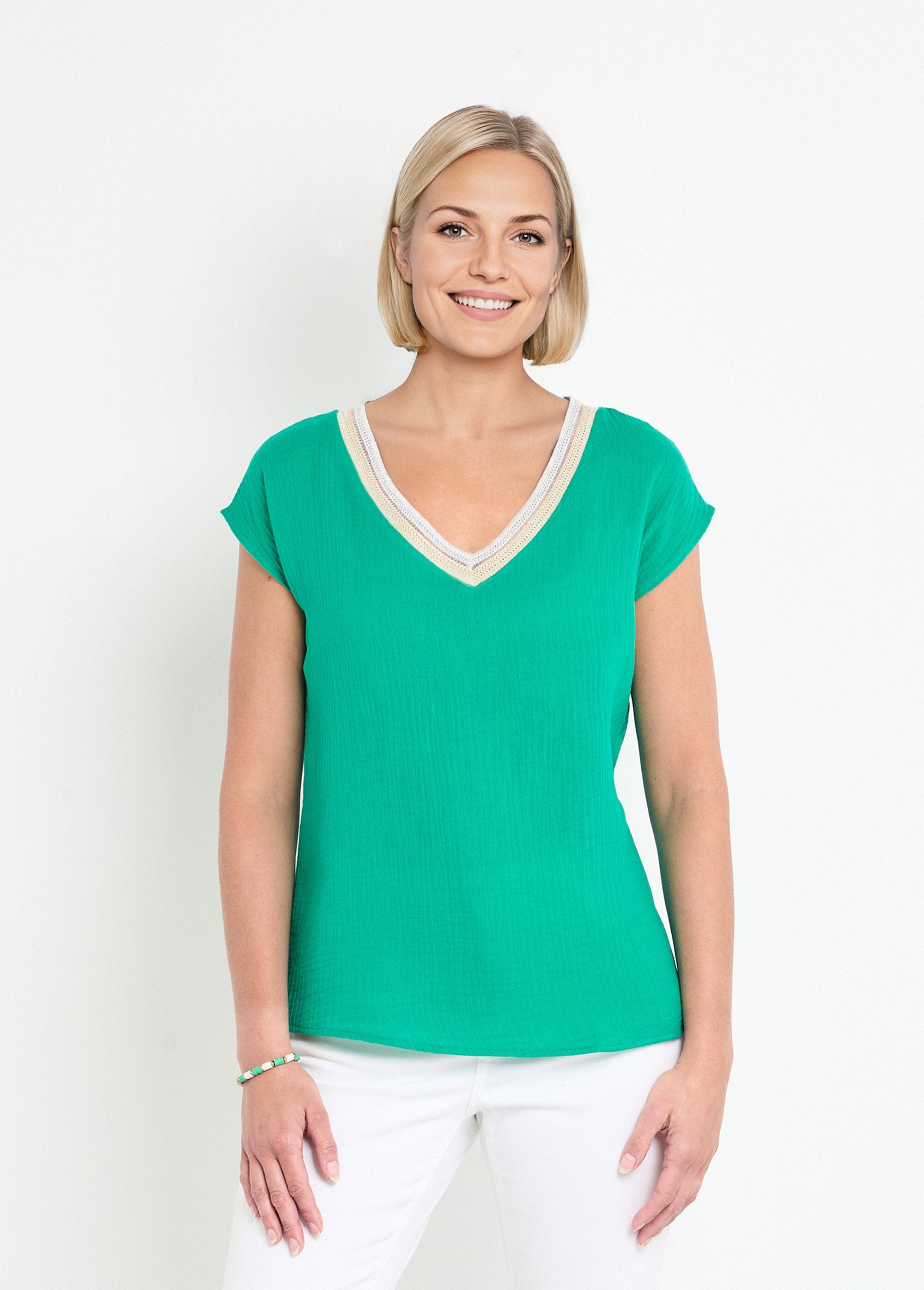 Katoenen_blouse_van_gaas_met_V-hals_vlecht_Vert_FA1_slim