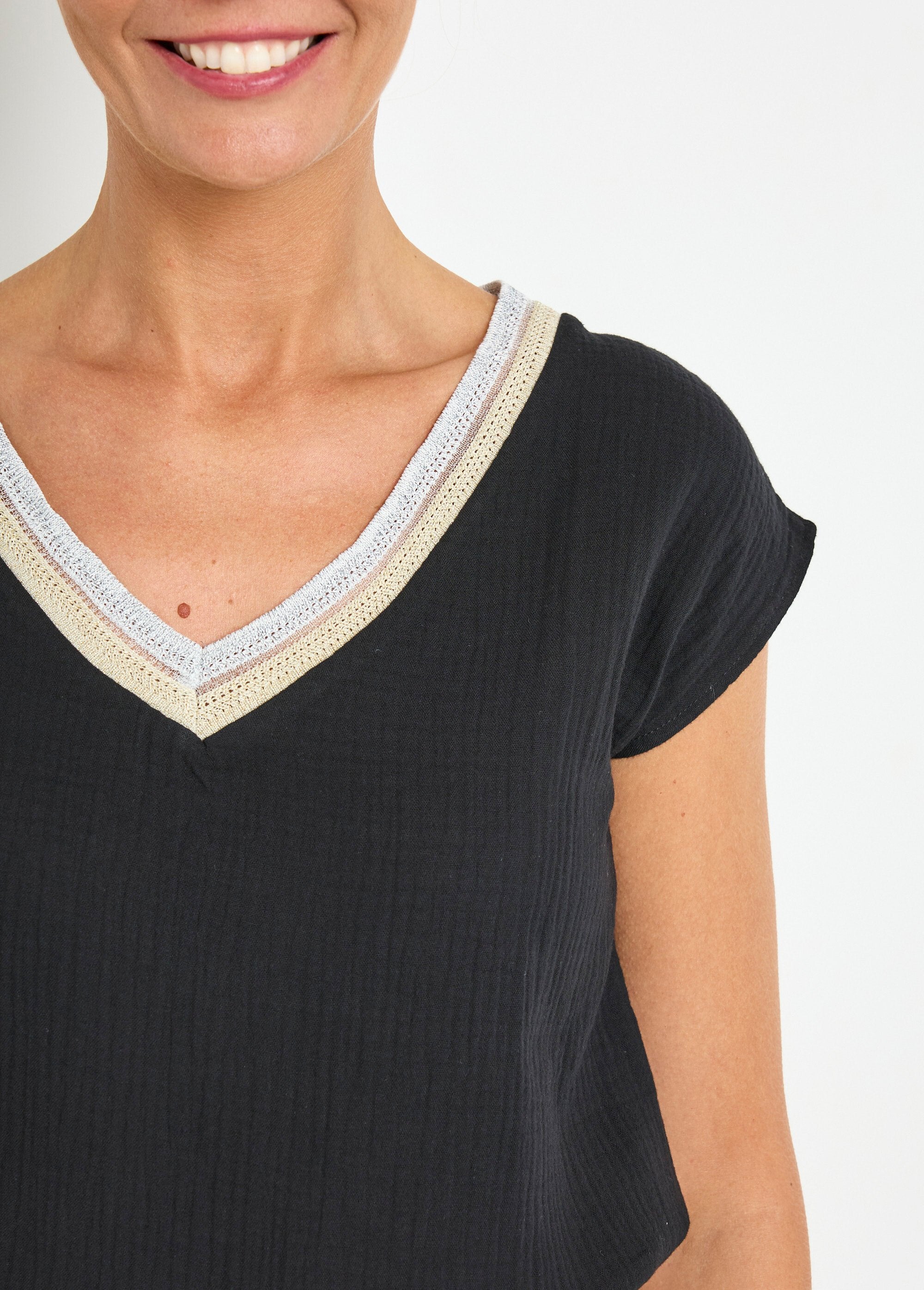 Katoenen_blouse_van_gaas_met_V-hals_vlecht_Noir_DE1_slim