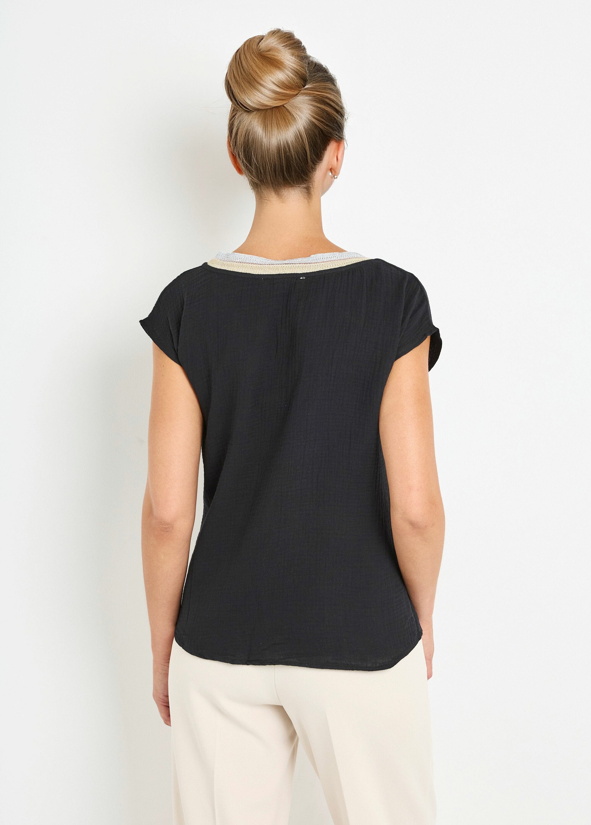 Katoenen_blouse_van_gaas_met_V-hals_vlecht_Noir_DO1_slim