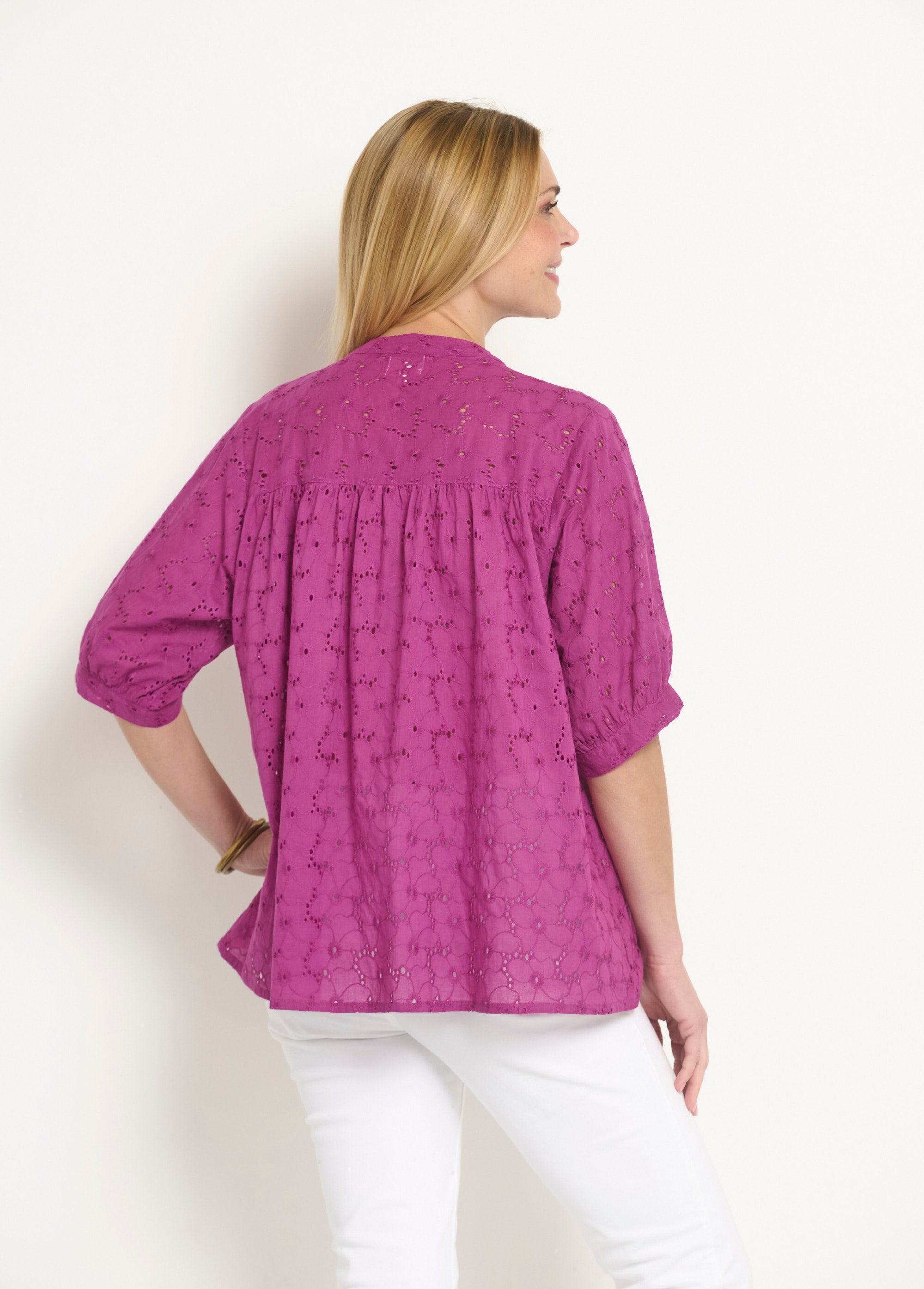 Blouse_met_korte_mouwen,_broderie_anglaise_Violine_DO1_slim