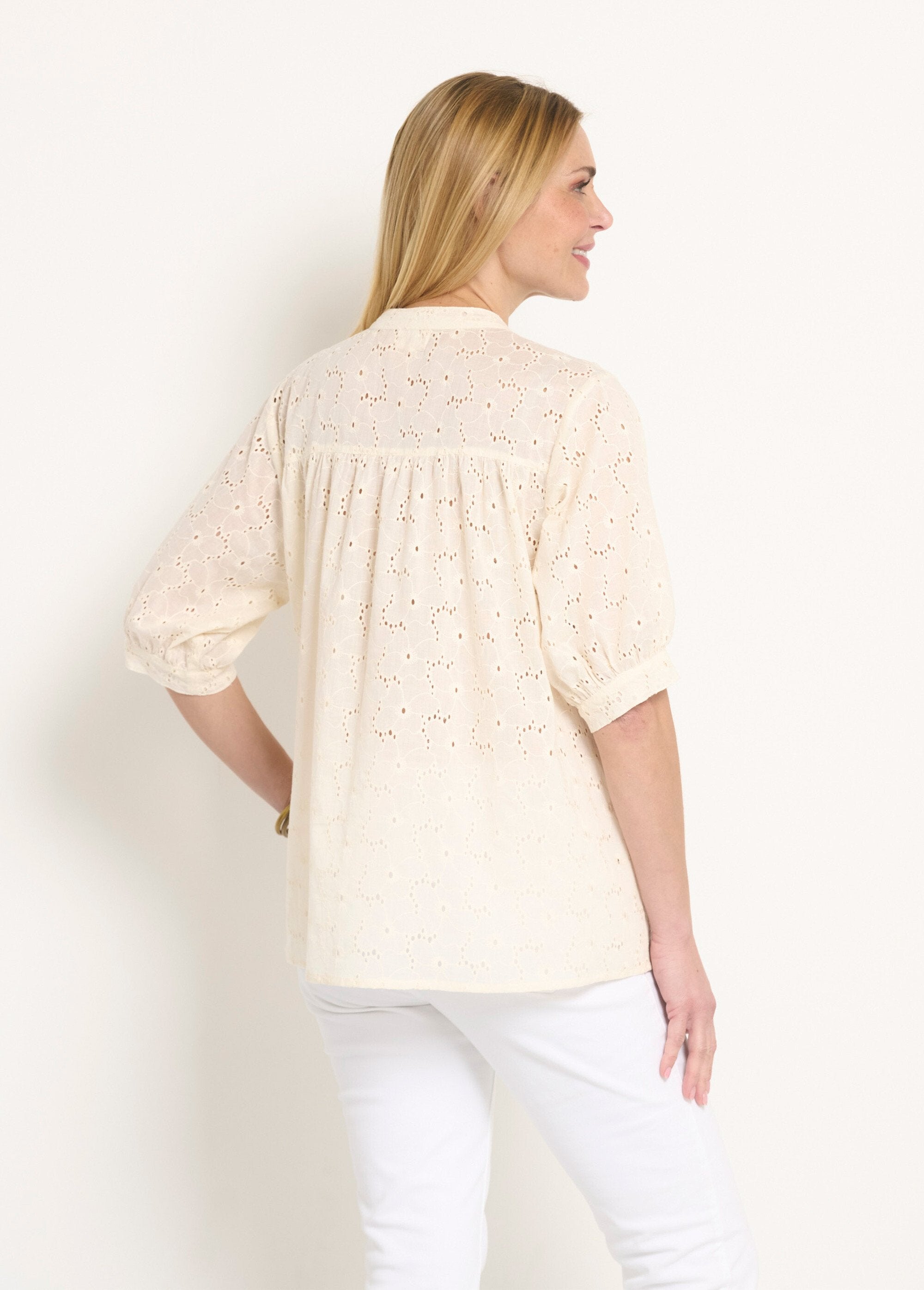 Blouse_met_korte_mouwen,_broderie_anglaise_Ecru_DO1_slim