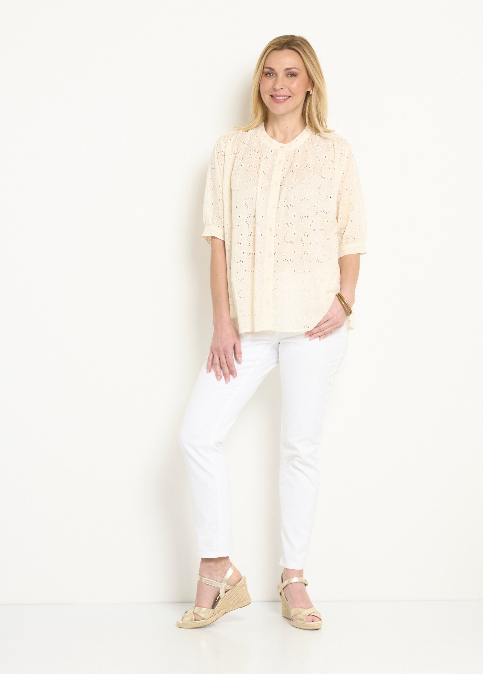 Blouse_met_korte_mouwen,_broderie_anglaise_Ecru_SF1_slim