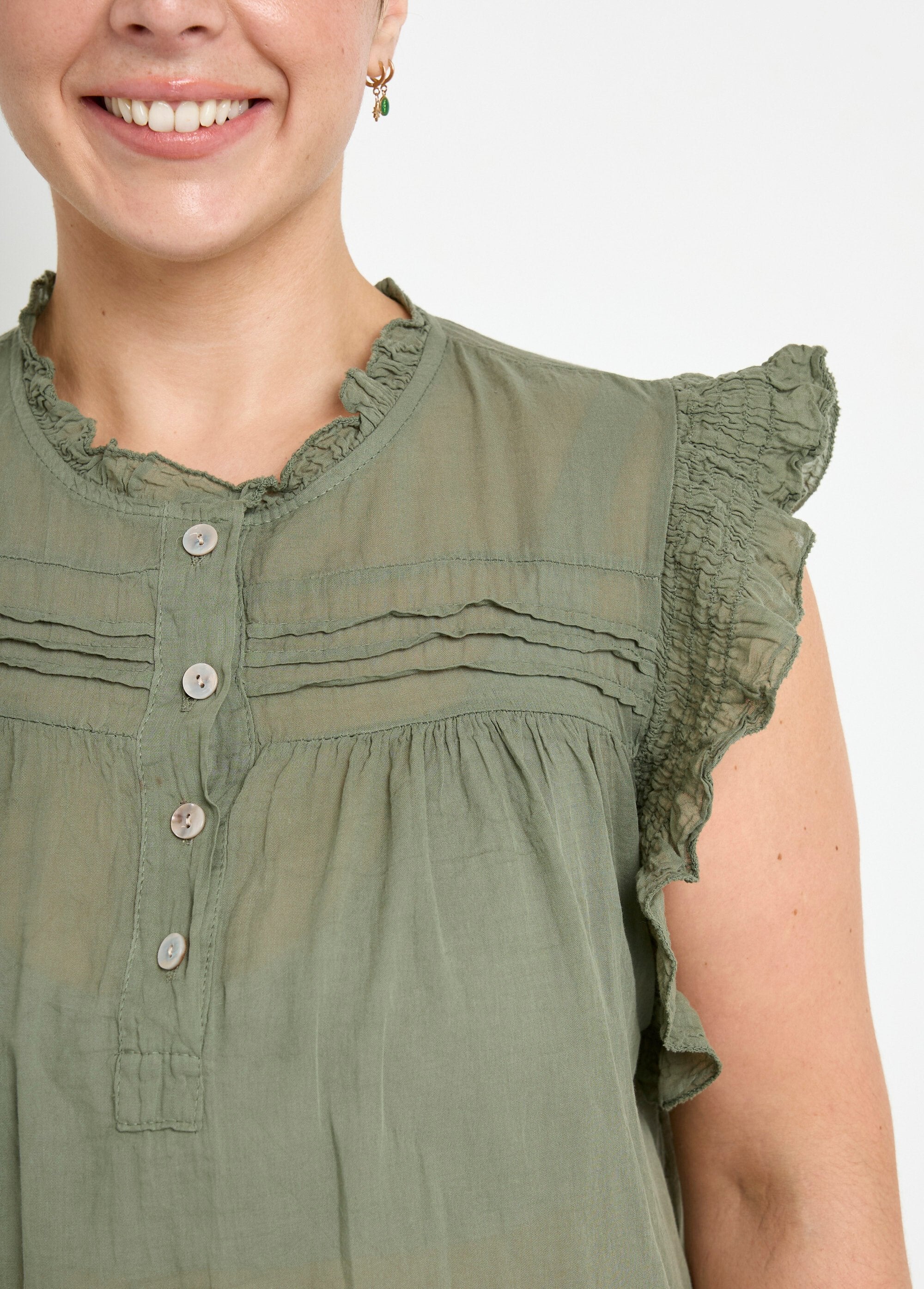 Mouwloze_blouse_van_katoenvoile_Kaki_DE2_curvy