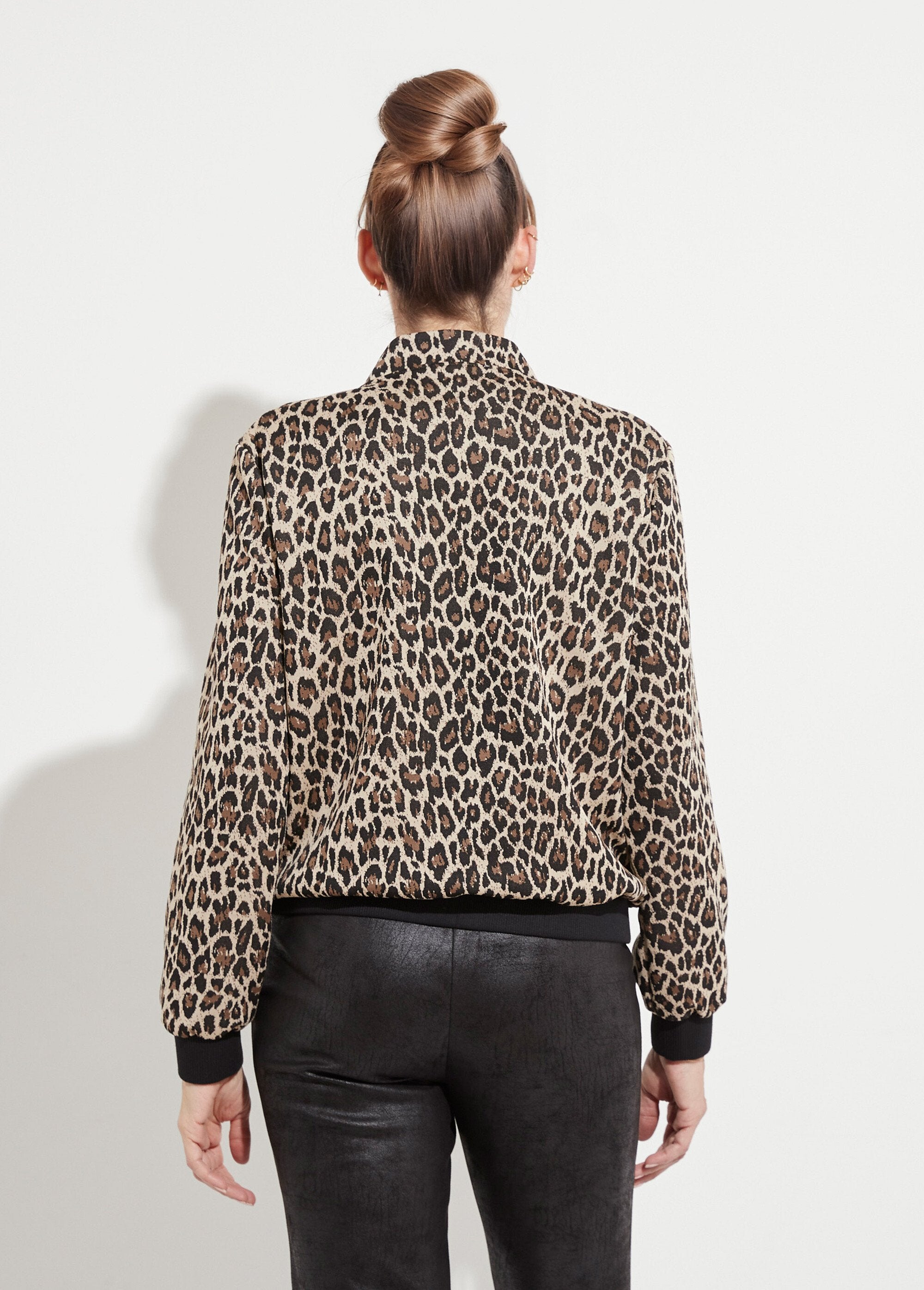 Drukknoop_bomberjack_met_dierenhuidprint_Beige_et_noir_DO1_slim