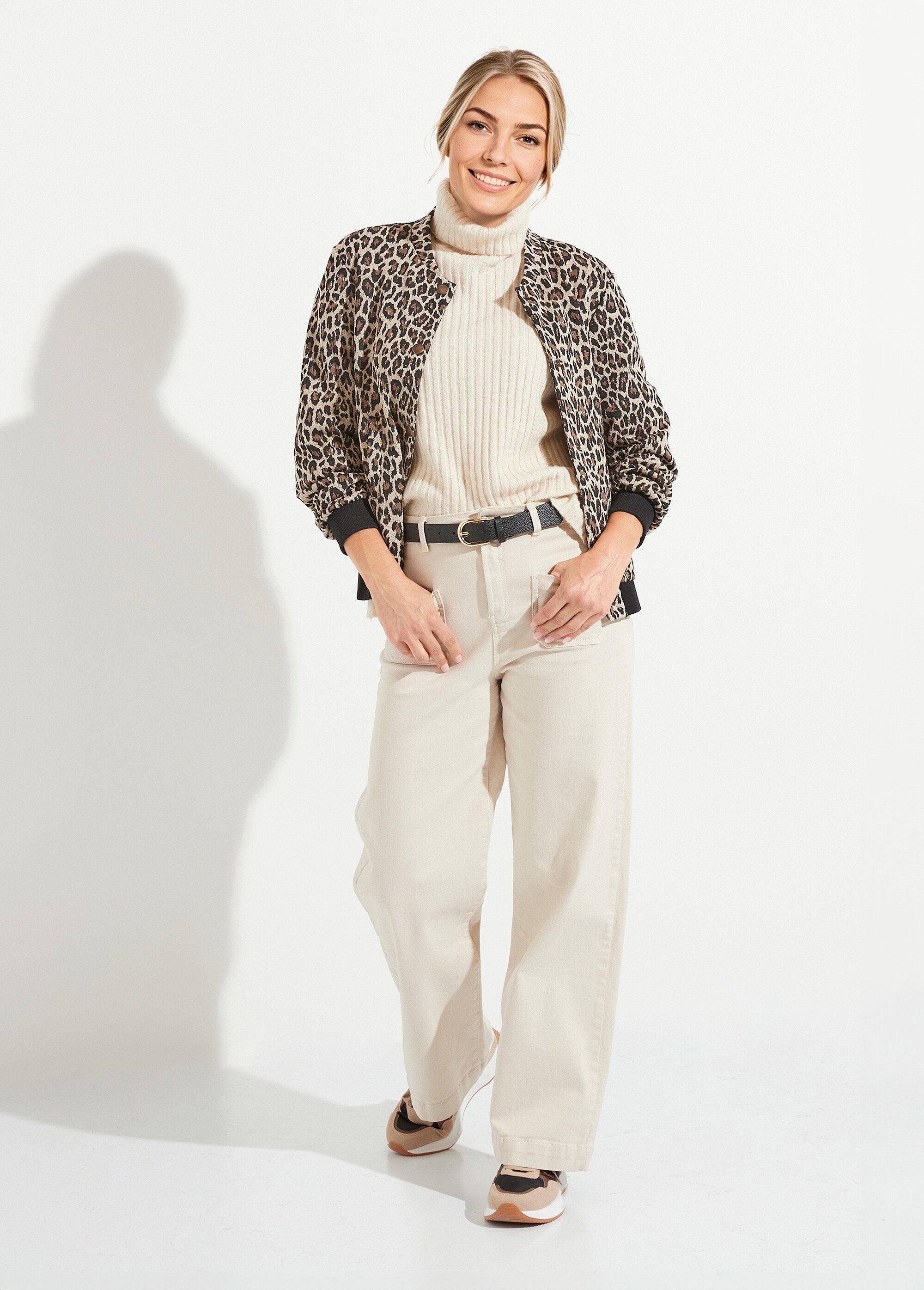 Drukknoop_bomberjack_met_dierenhuidprint_Beige_et_noir_SF1_slim