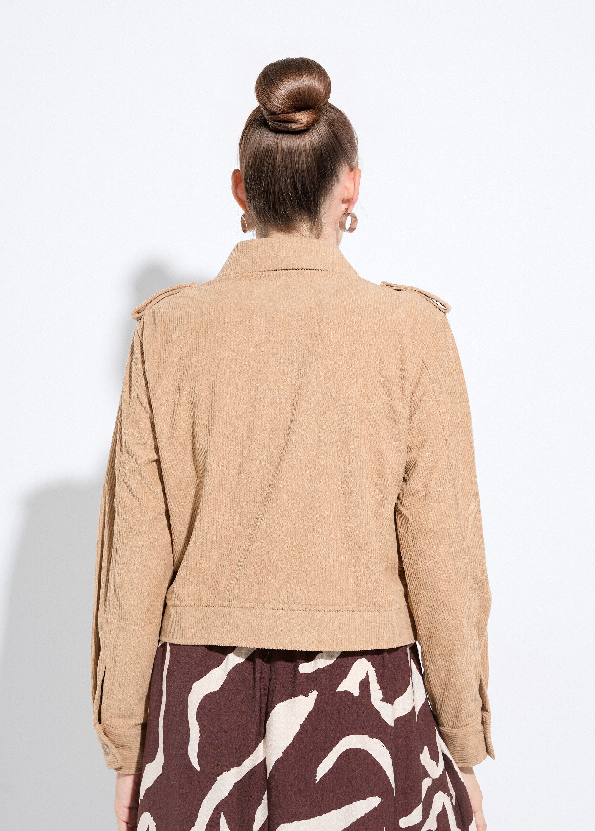 Kort_fluwelen_jack_met_ritssluiting_en_grote_baleinen_Beige_DO1_slim