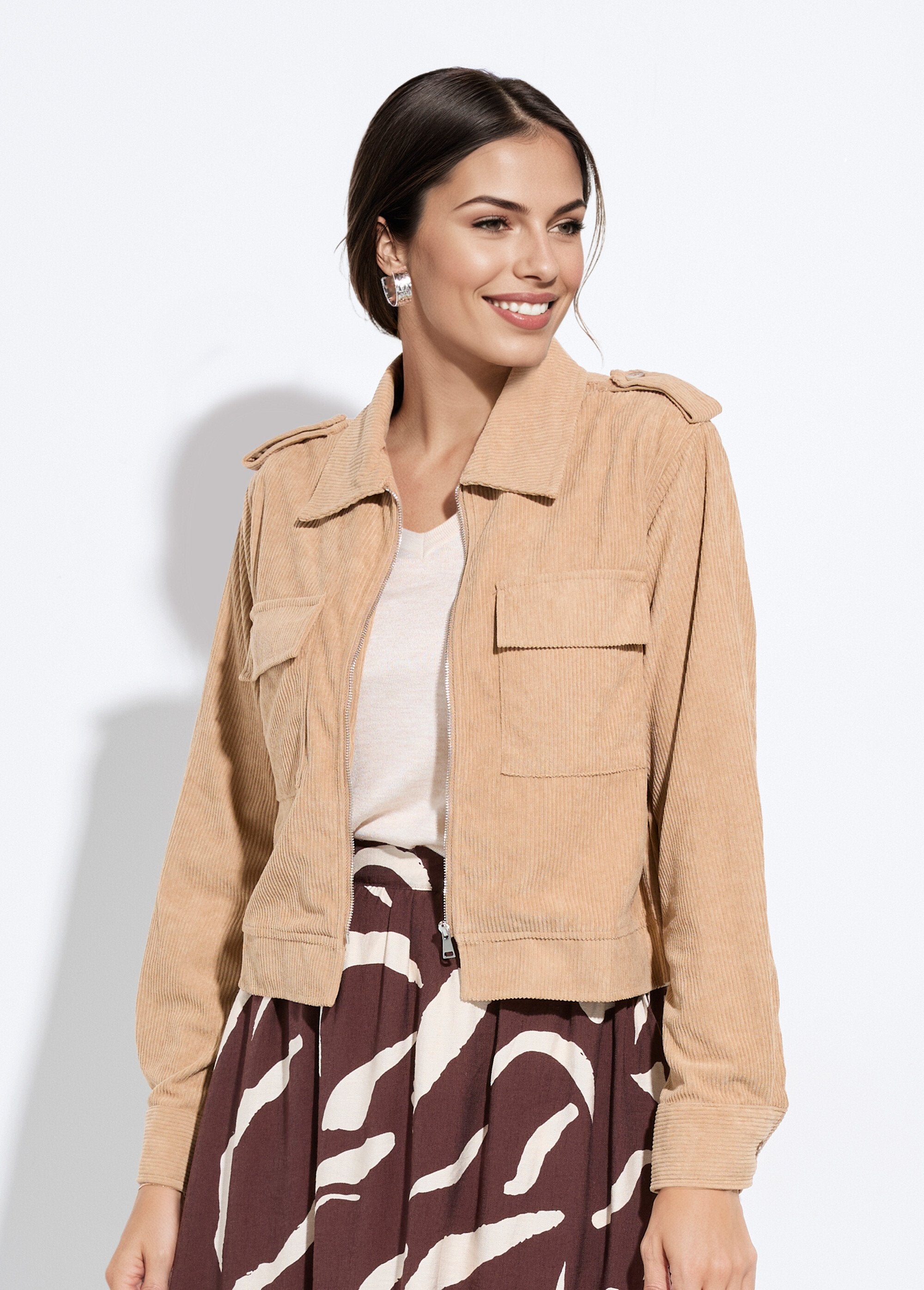 Kort_fluwelen_jack_met_ritssluiting_en_grote_baleinen_Beige_FA1_slim