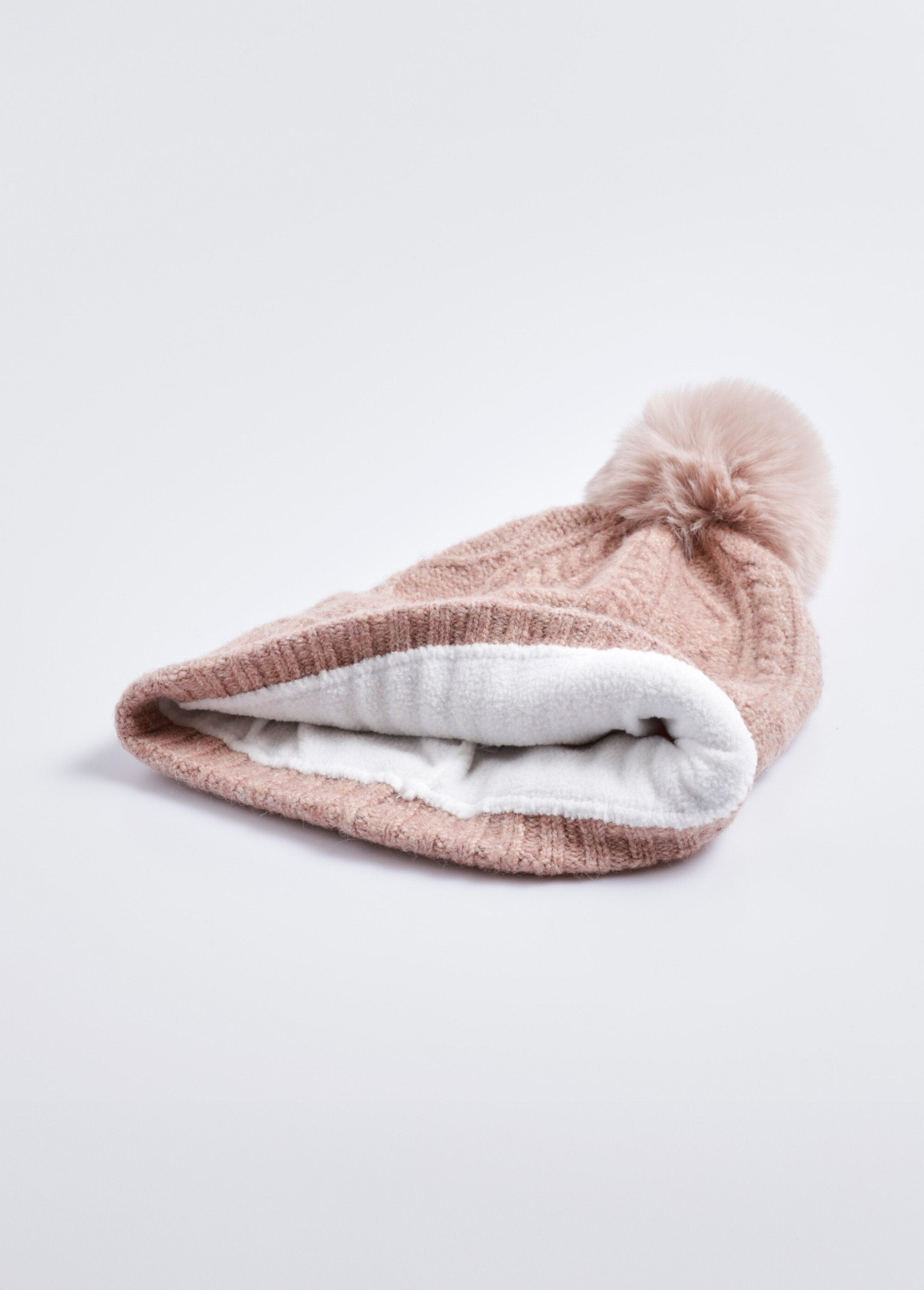 Wollen_geribde_muts_met_pompon_Rose_DE1_slim