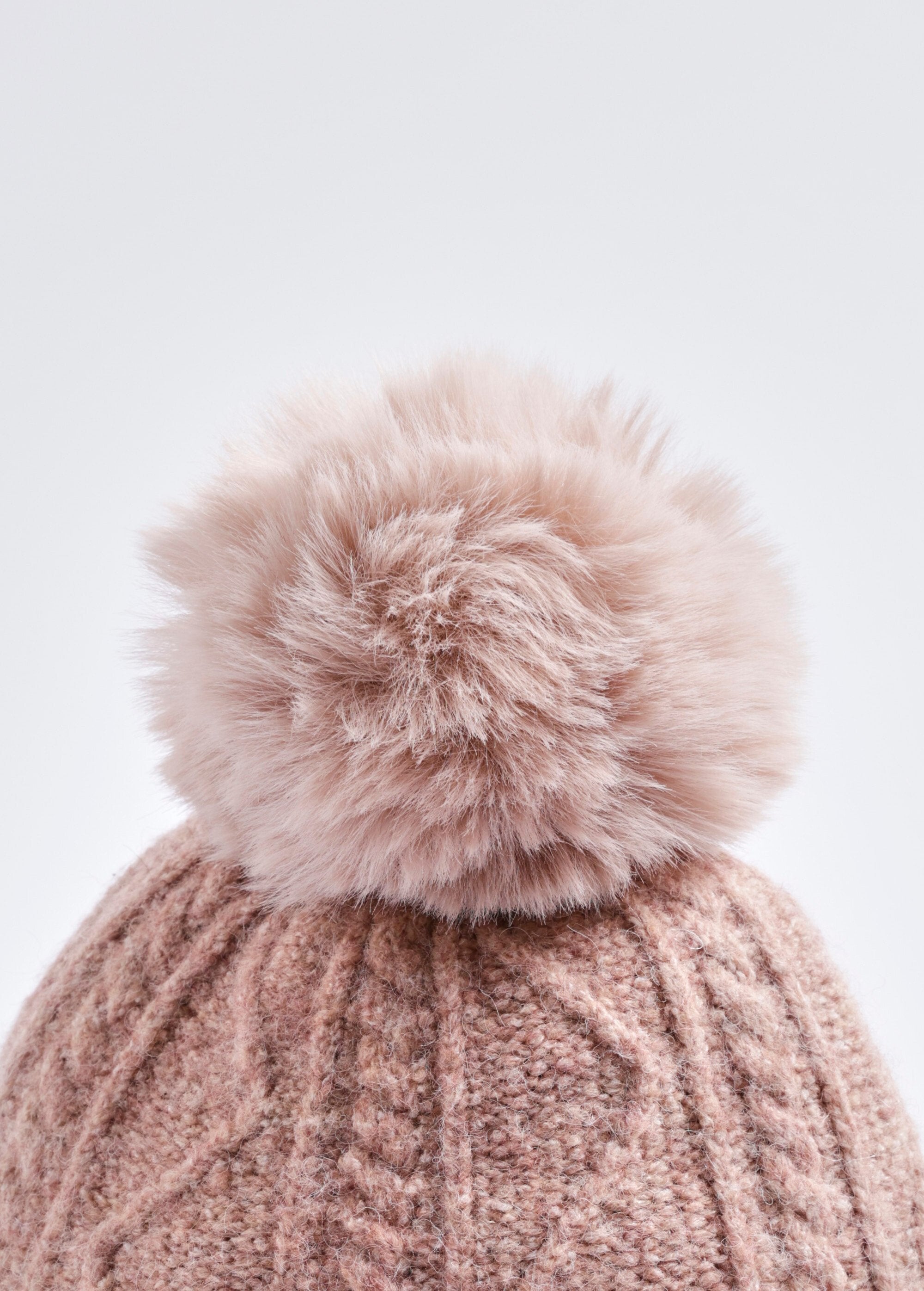 Wollen_geribde_muts_met_pompon_Rose_DE2_slim