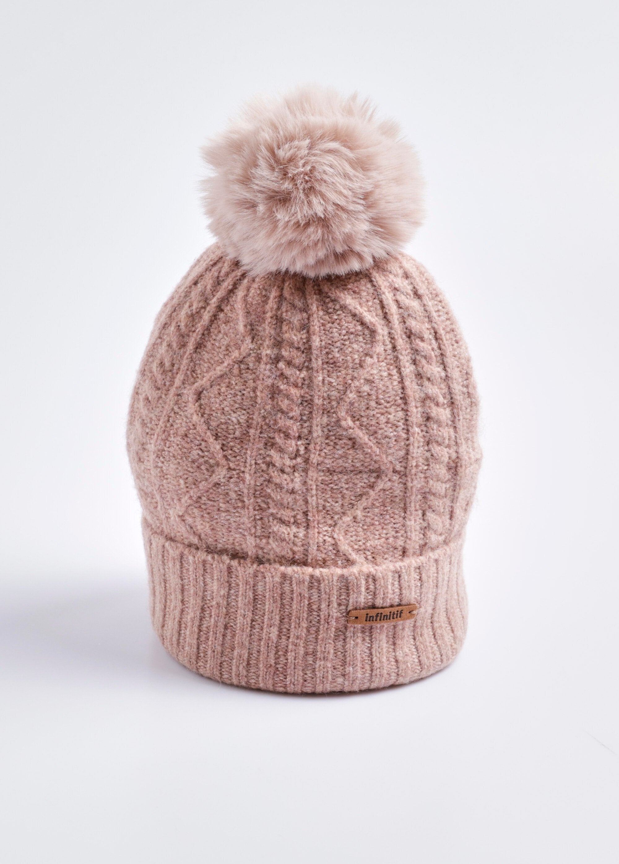 Wollen_geribde_muts_met_pompon_Rose_FA1_slim