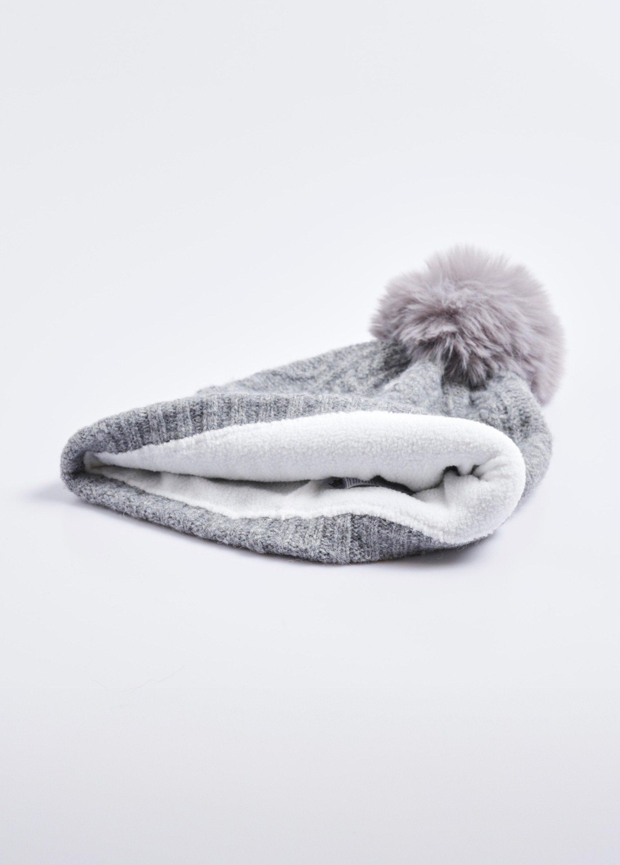 Wollen_geribde_muts_met_pompon_Gris_clair_DE1_slim