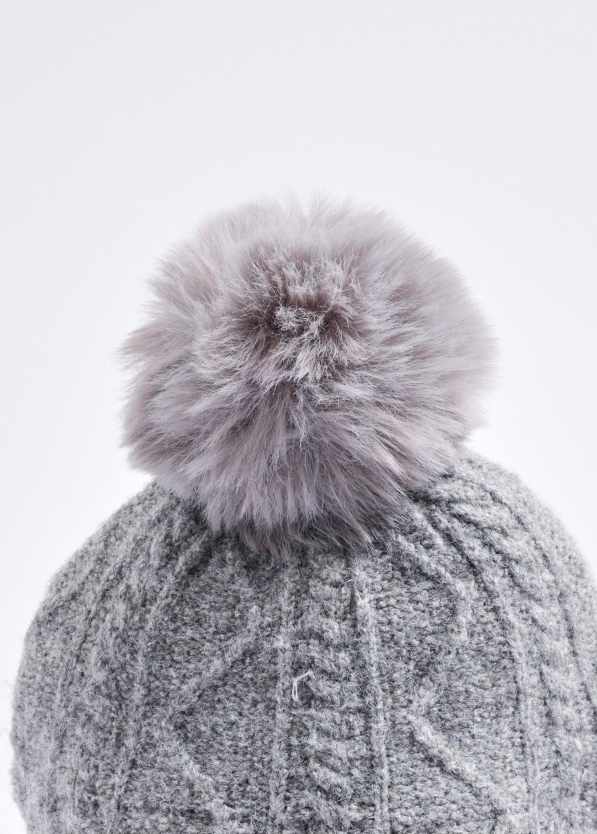 Wollen_geribde_muts_met_pompon_Gris_clair_DE2_slim